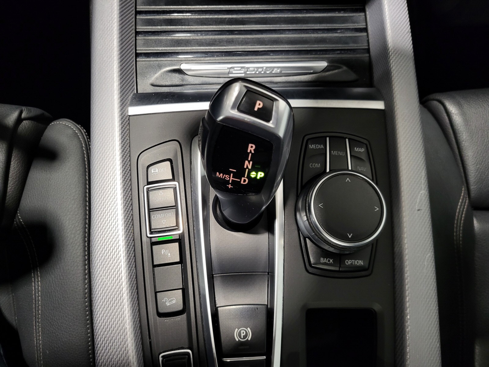 Midtkonsoll /styringsenhet for infotainment