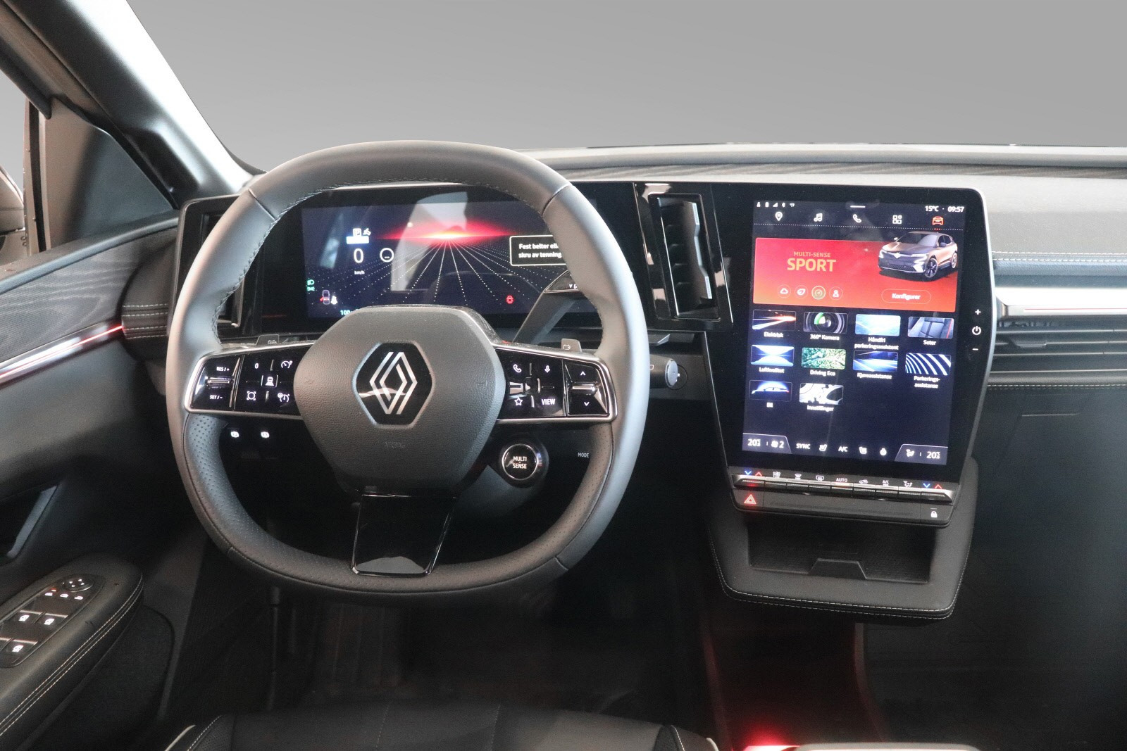Førermijø. Info skjerm med operativsystem  Android Automotive  utviklet av Google.