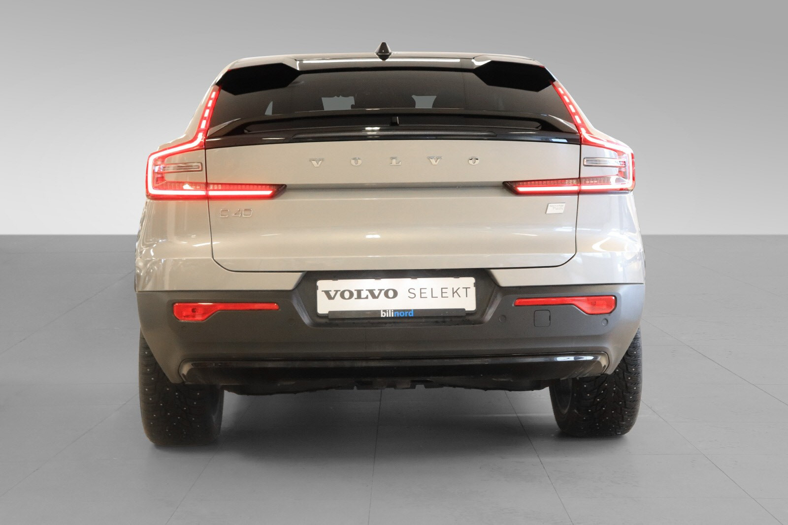 Hekkparti med Volvo signatur i baklys