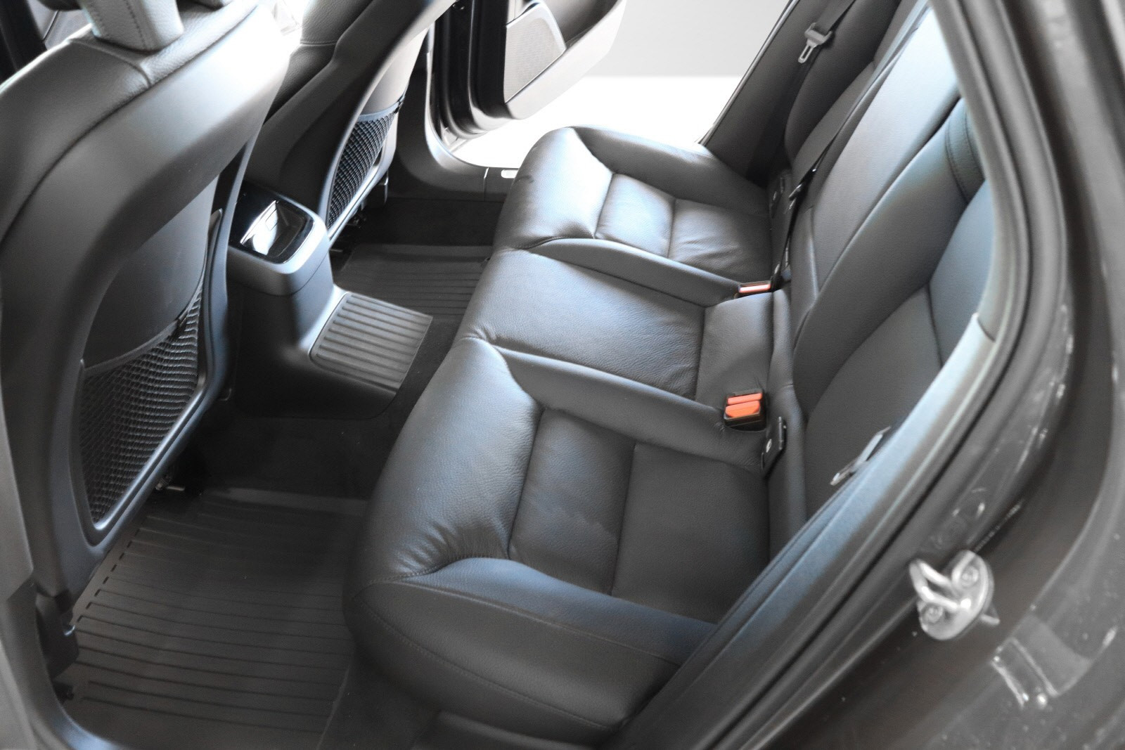 Romslig baksete med Isofix og setevarme