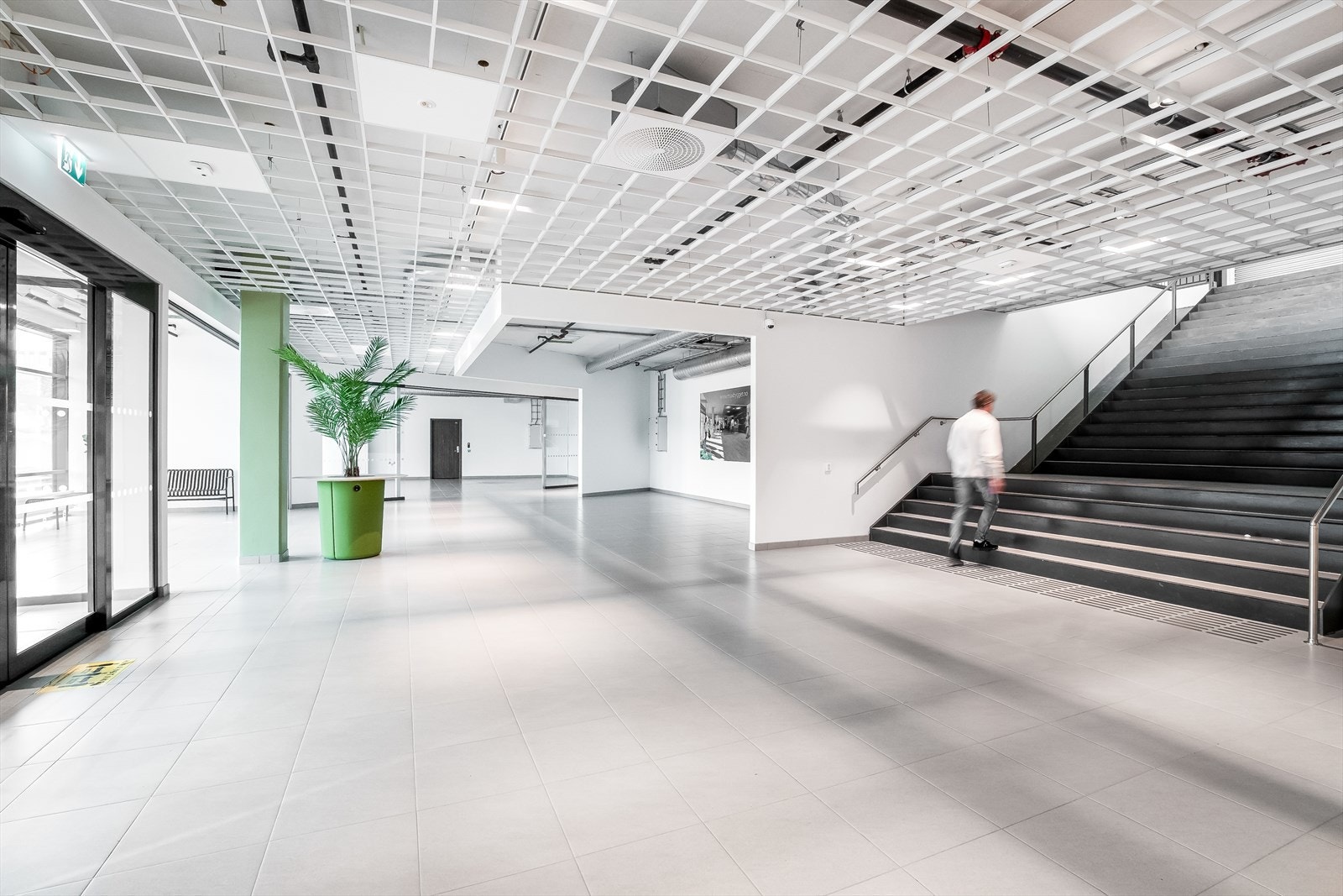 Ved hovedinngangen går det trapp opp til 2 etasje. Galleribilde