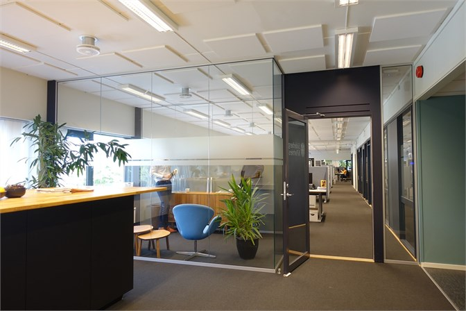 2. etasje - Arealet kan inndeles i soner. Innglasset sone/ møterom/ sosial areal før kontorarealet Galleribilde