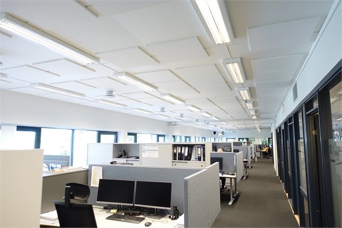 2. etasje - Åpent kontorareal med stillerom og møterom til høyre Galleribilde