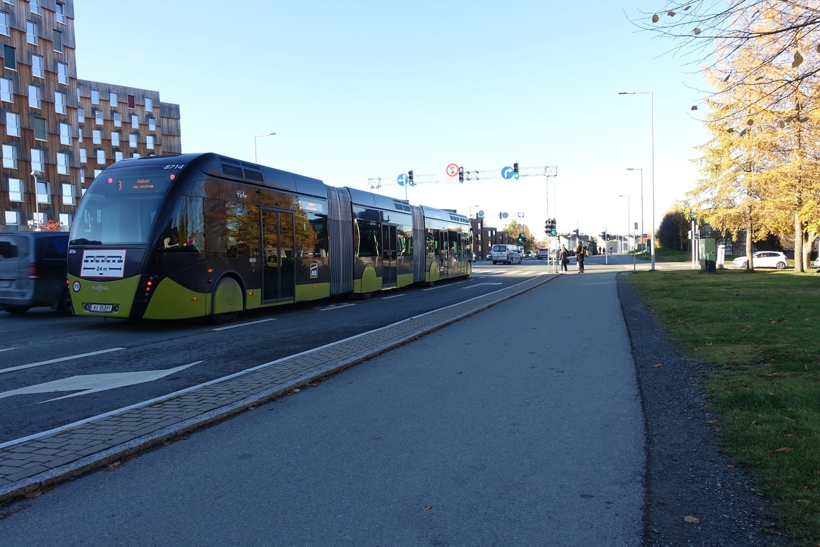 Godt kollektivtilbud omtrent rett byggets hovedinngang. Galleribilde