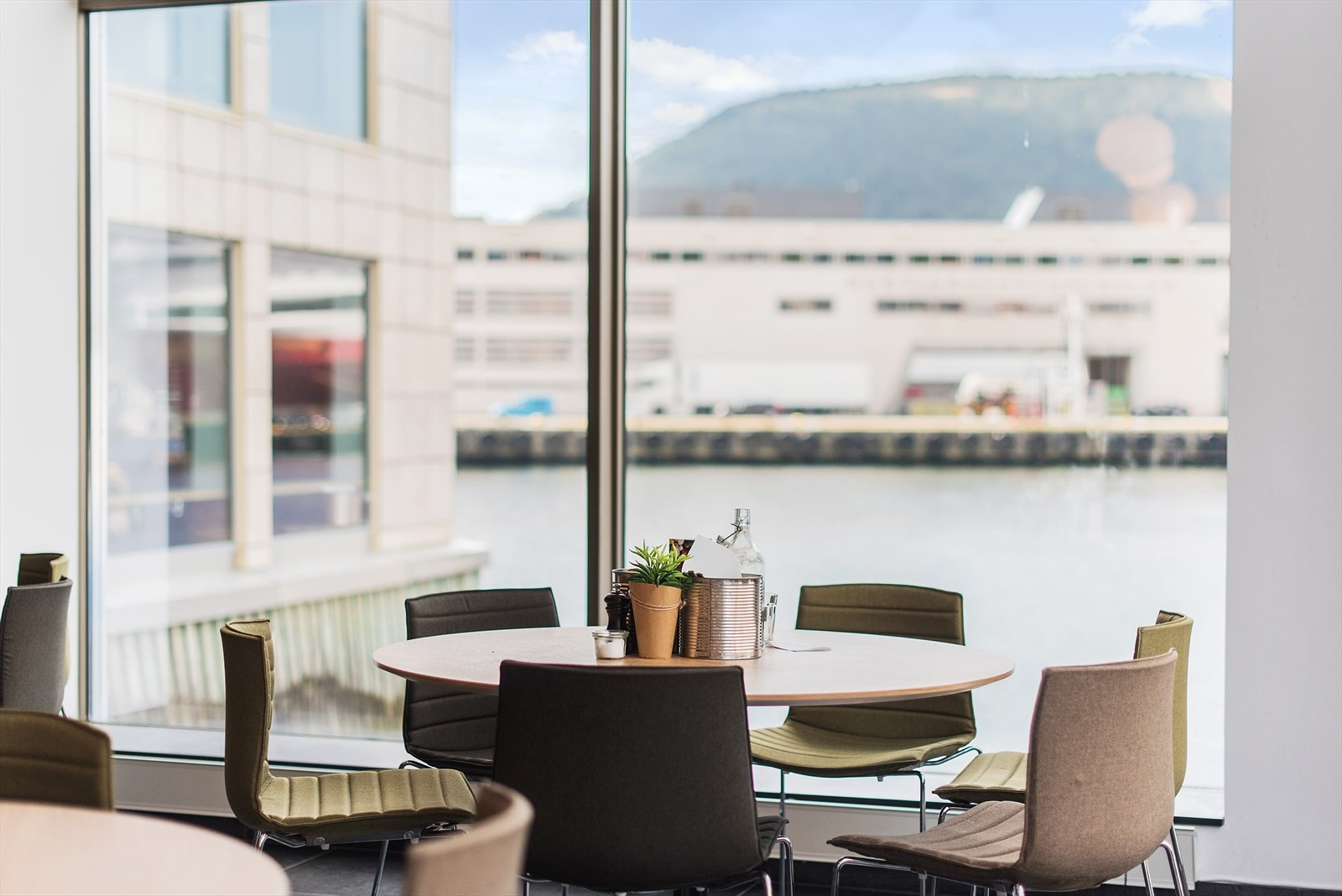 Bygget kantine, spiseplasser med flott utsikt.