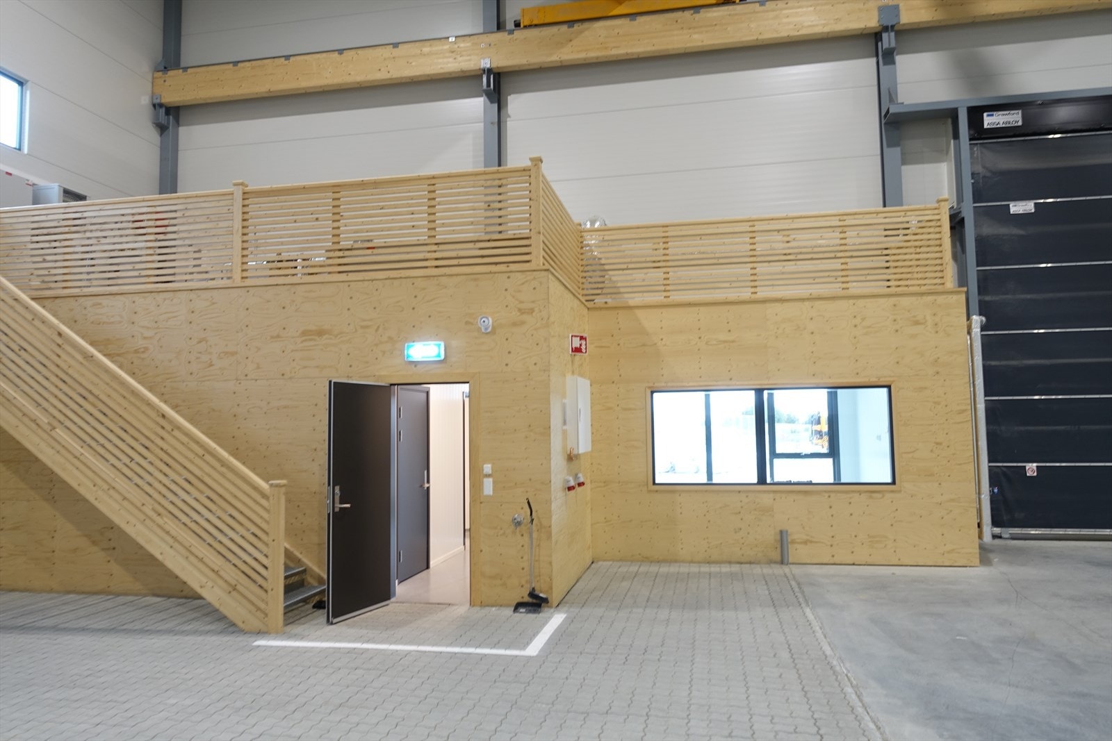 Kontoret har vindu inn til hallen. Teksnike installasjoner på messanin Galleribilde