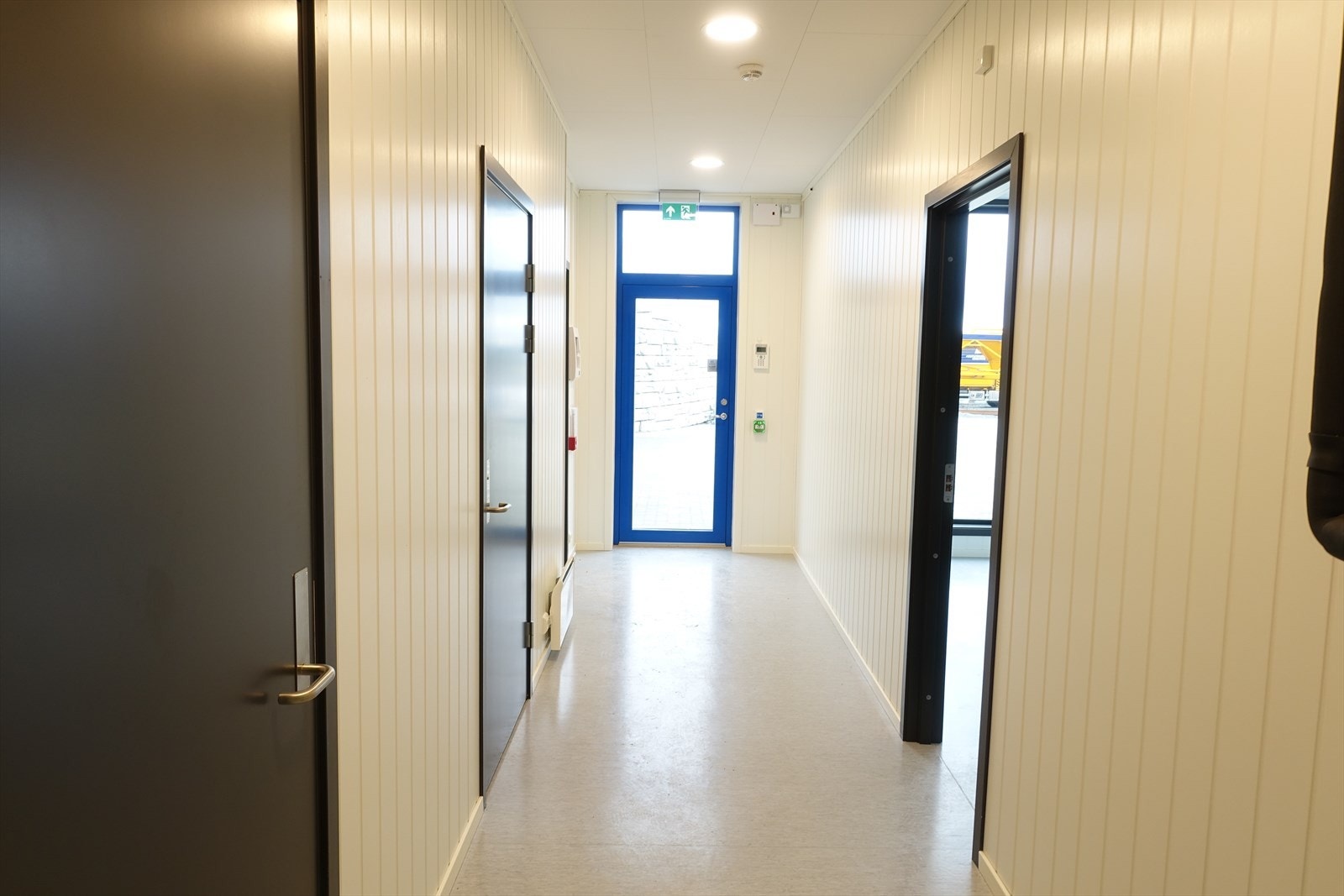 Inngangsparti med kontor til høyre. Spisserom og garderobe til venstre Galleribilde
