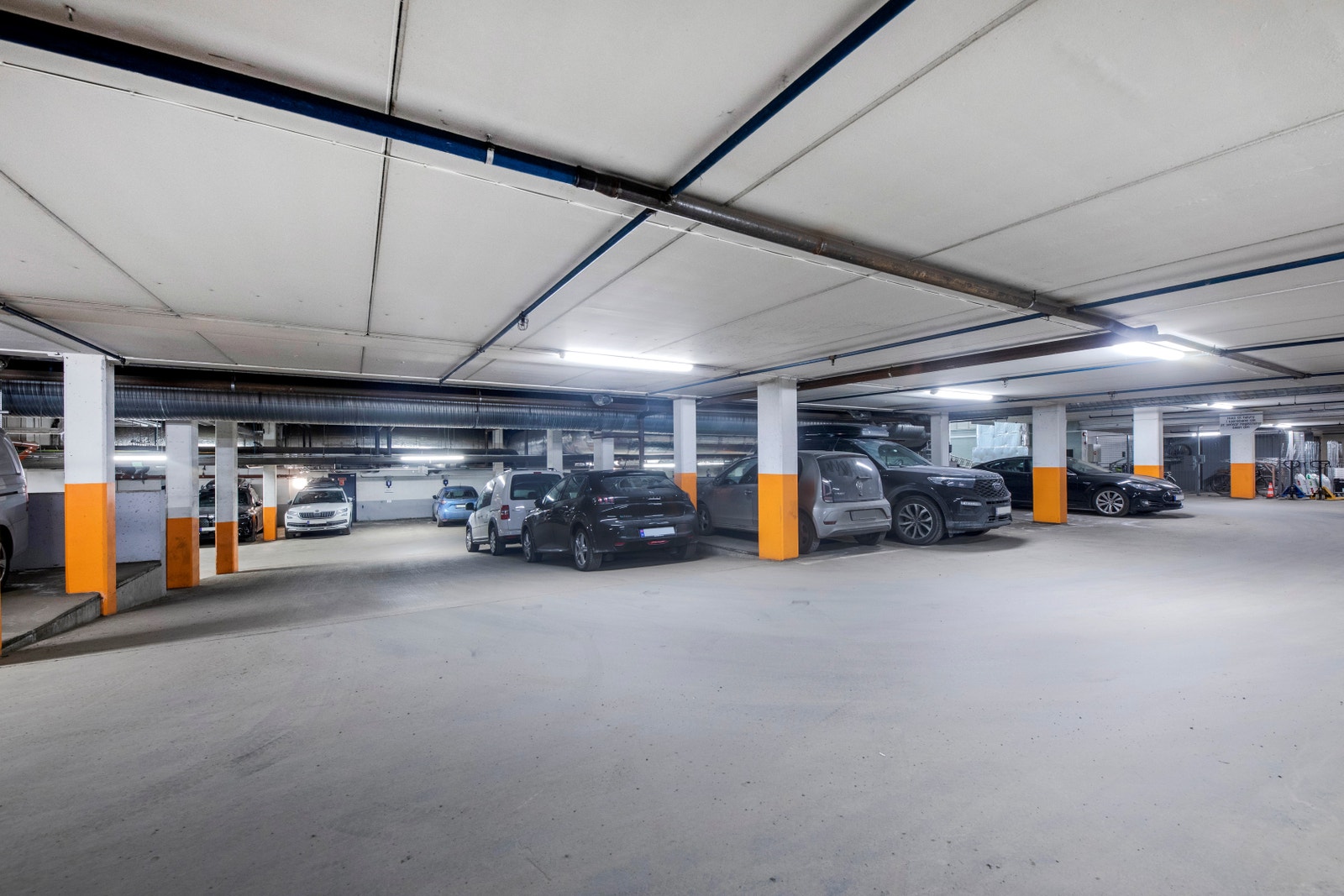 Det er god parkeringsdekning i eiendommen og samtlige plasser har tilrettelagt for EL billadning Galleribilde