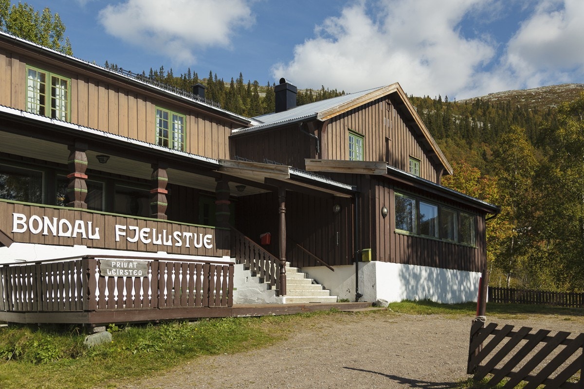 Hovedinngang midt på bygget med overbygd trapp og inngangsparti Galleribilde