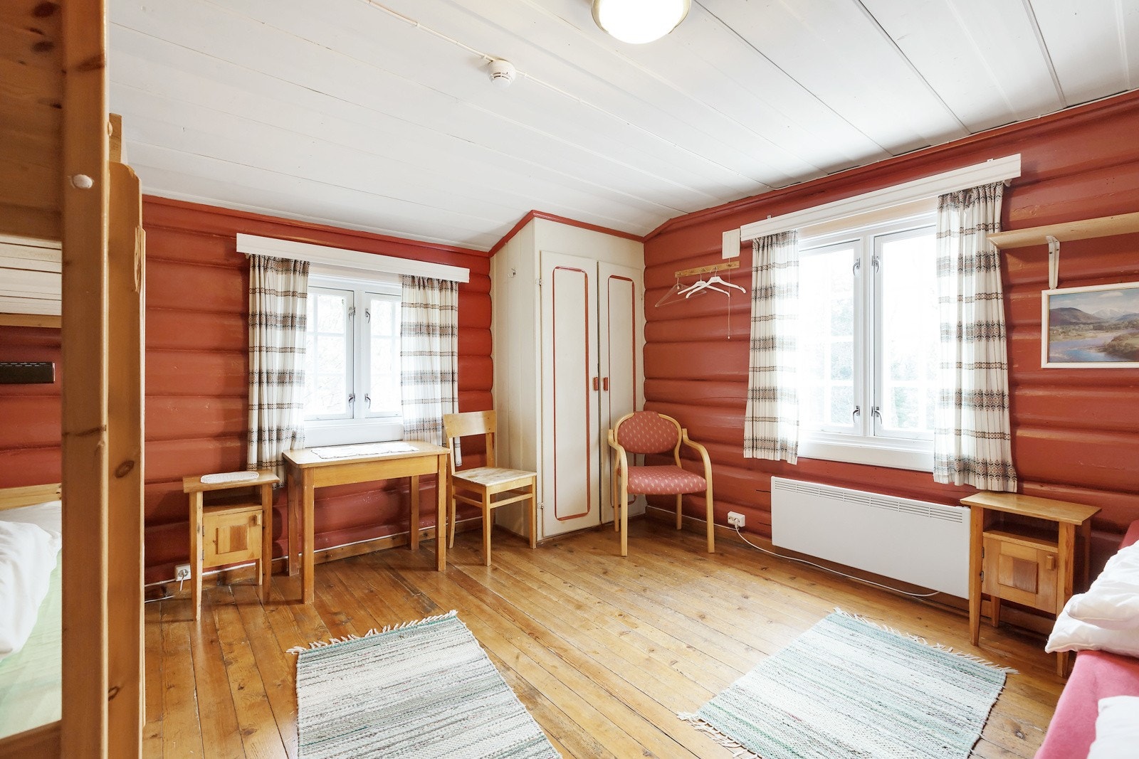 Alle gjesterommene har servant og varmeovn på vegg Galleribilde