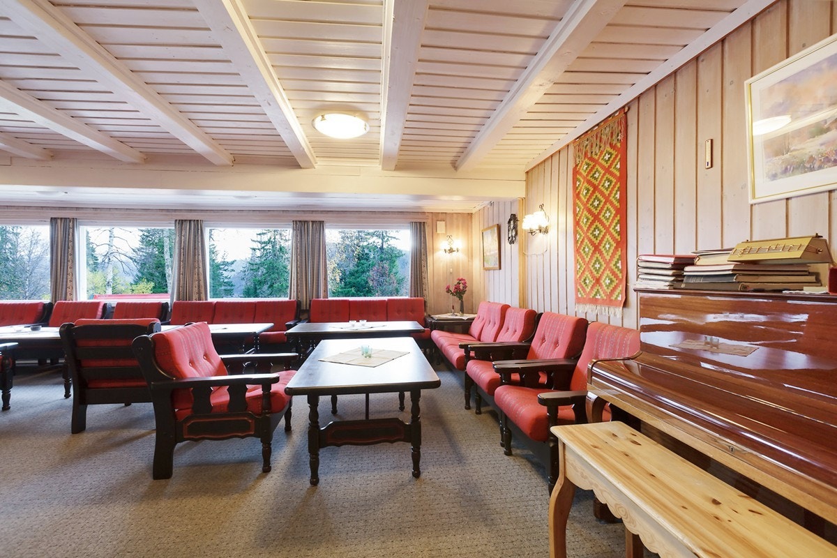 Her er storstua som har sitteplasser til husets gjester Galleribilde