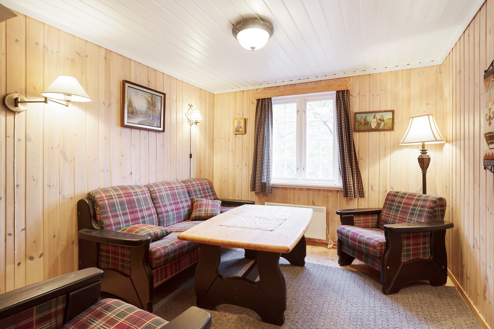 Dette rommet er litt tilbaketrukket og kan være privat for drivere eller de som jobber der. I tillegg til dette rommet, så er det også et soverom som er innredet med familiekøye. Dette er i tillegg til de 48 sengeplassene på gjesterommene. Galleribilde