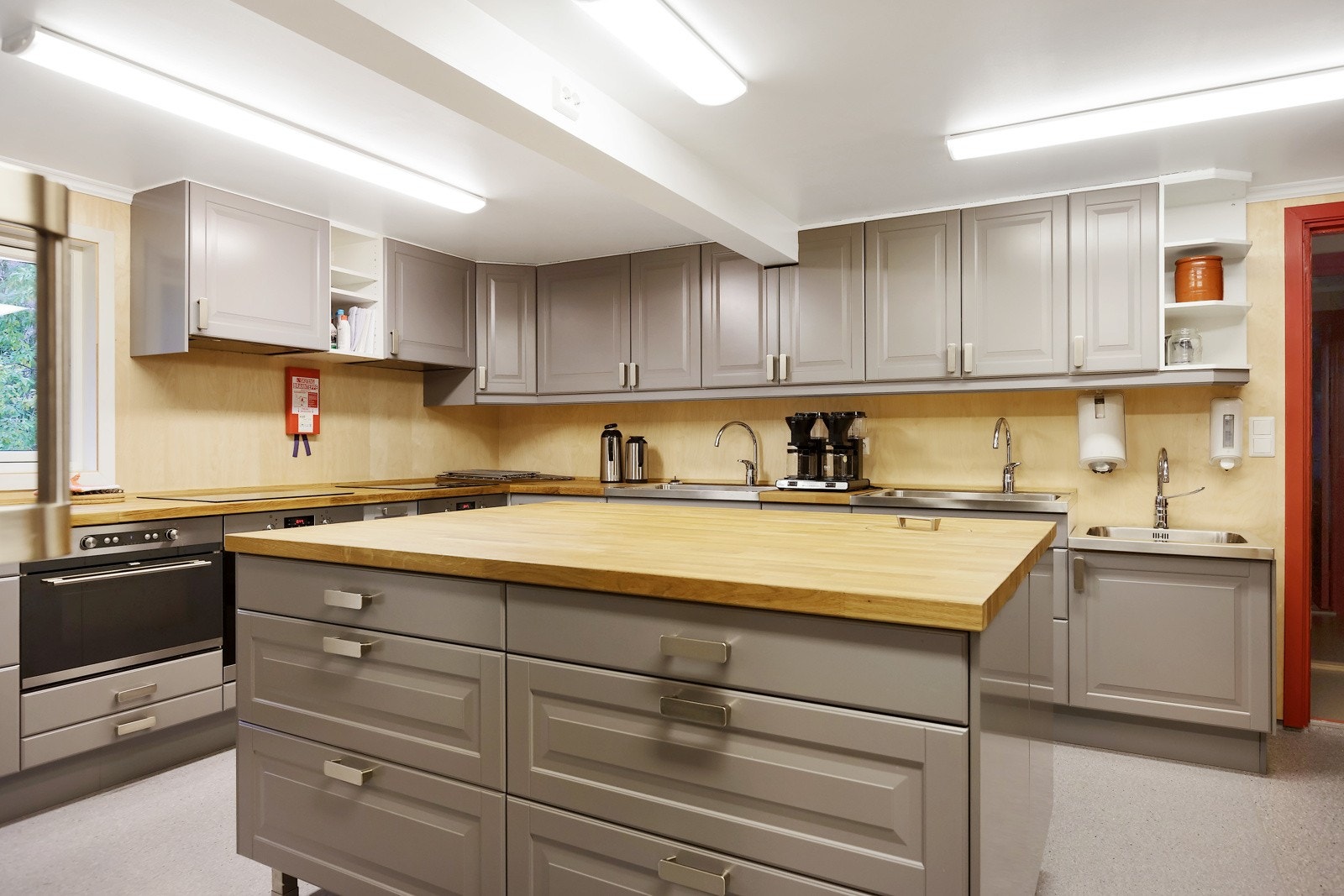 Godt utstyrt med blant annet to platetopper og to stekeovner, to servanter og en utslagsvask, tre kjøleskap og et fryseskap. Kjøkkenøy med luke til søppelkasse. Galleribilde