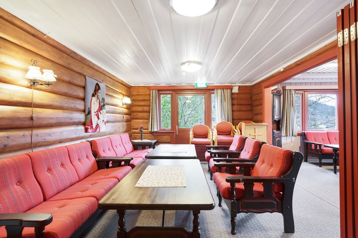 Her til venstre ser man foldedøren som kan dele storstua i to. Det er også HC-inngang rett frem på bildet. Galleribilde