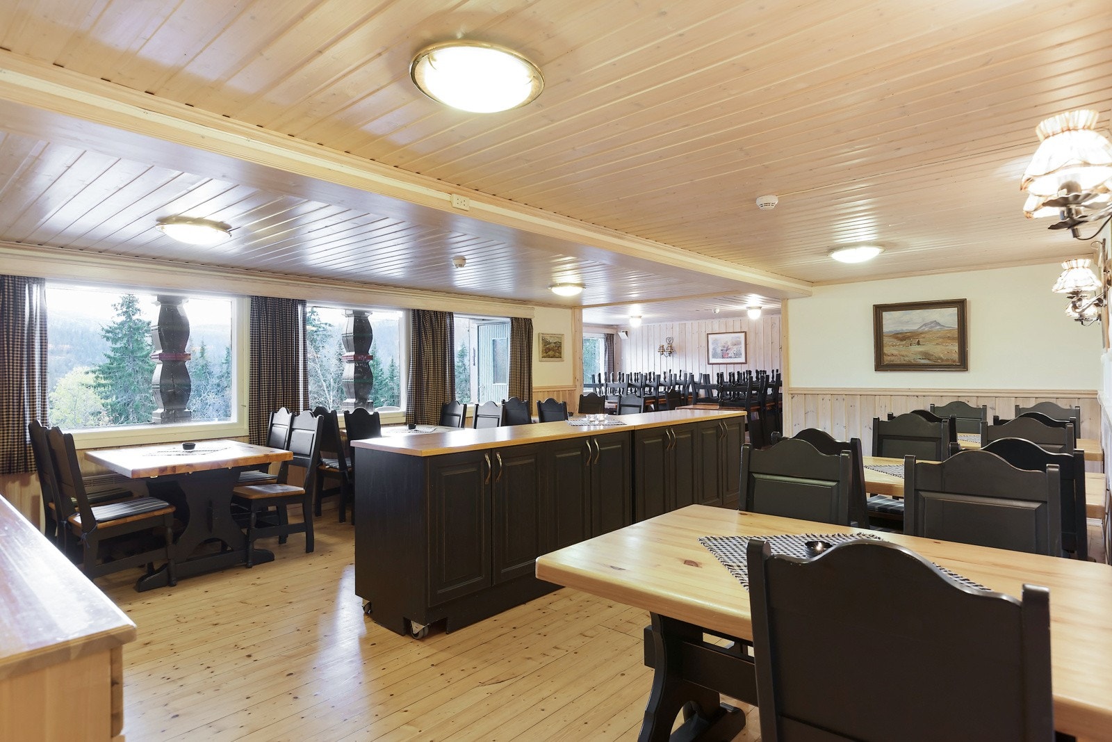 Salen er innredet til å kunne dekke på opp til 50 personer Galleribilde