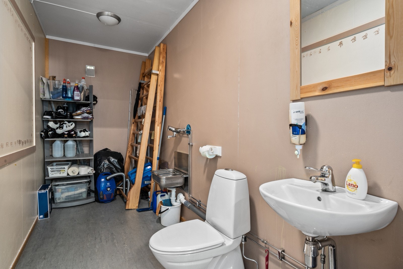 Toalettrom i forbindelse med treningssenteret. Galleribilde