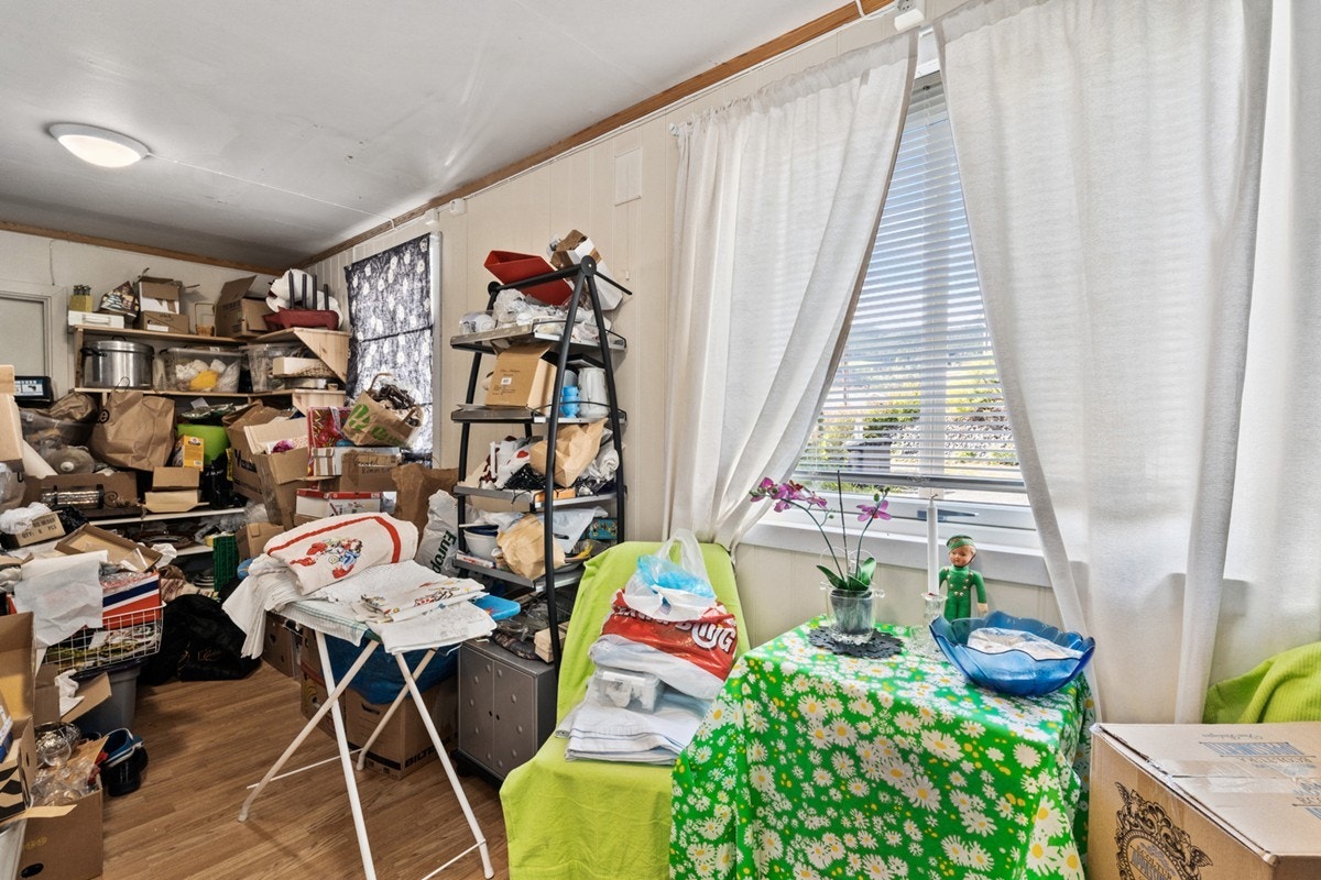 Næringslokalet/butikklokalet har godt med bodplass. Galleribilde