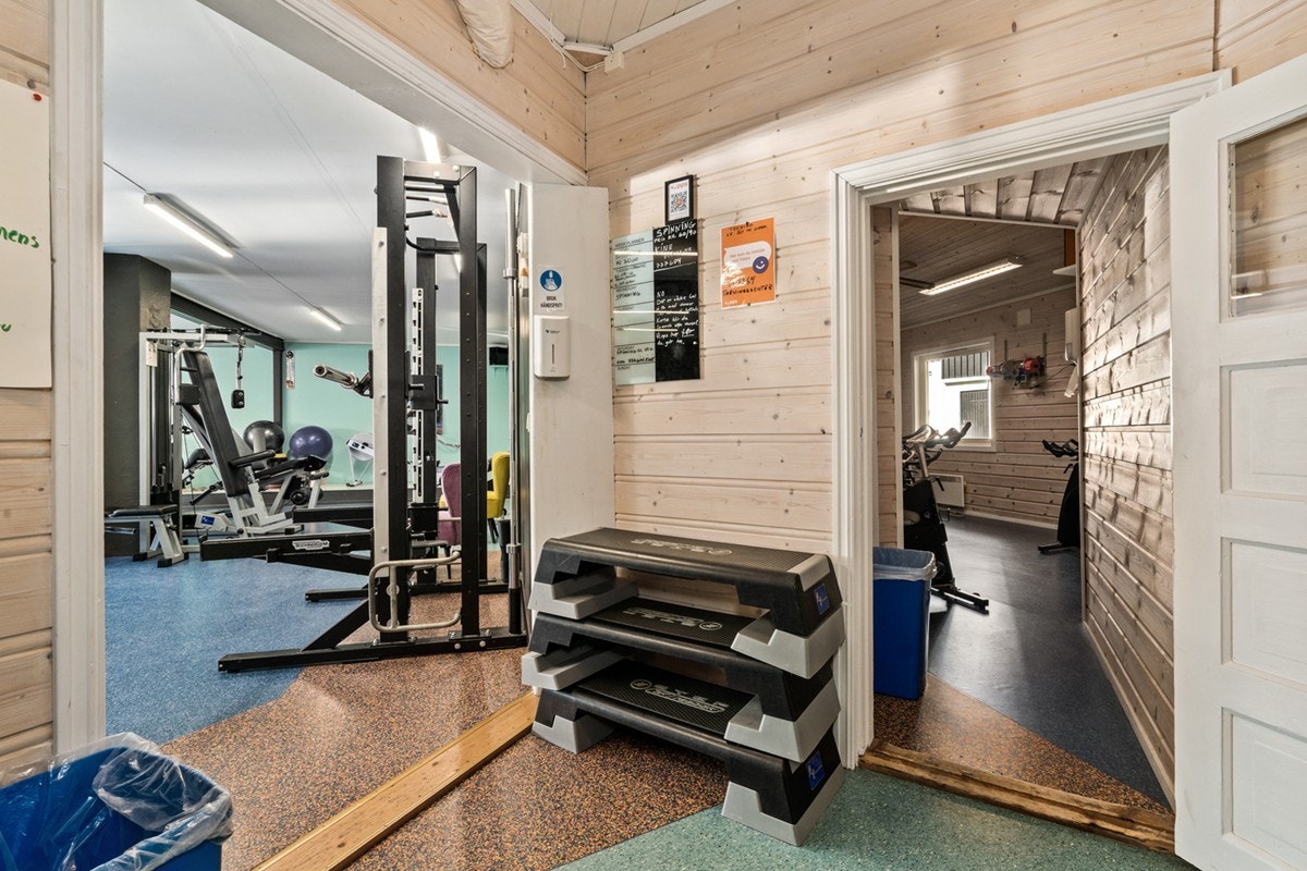 1. etasjen er tilrettelagt for butikkdrift/treningssenter med kjellerplan som lager til butikkdriften. Galleribilde