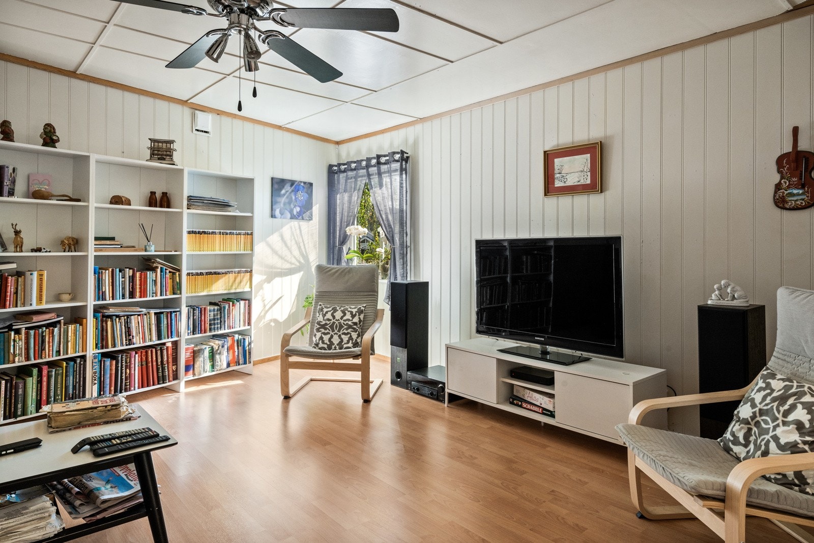 I den romslige stua er det enkelt å legge til rette for flere sittegrupper, slik at du får flere sosiale soner på samme plan. Galleribilde