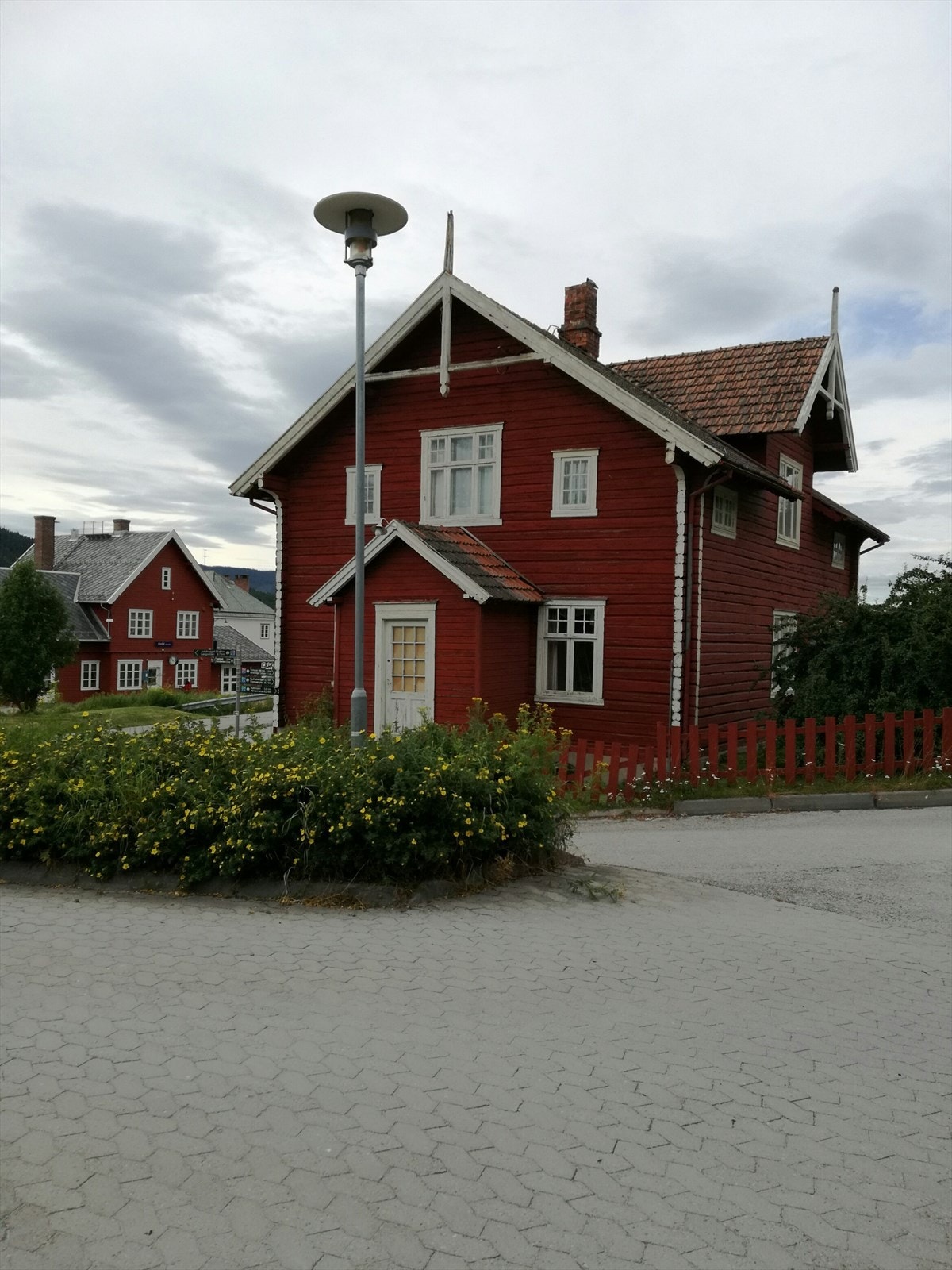 Jensenhuset sett fra inngang kommunehus mot Steias Galleribilde