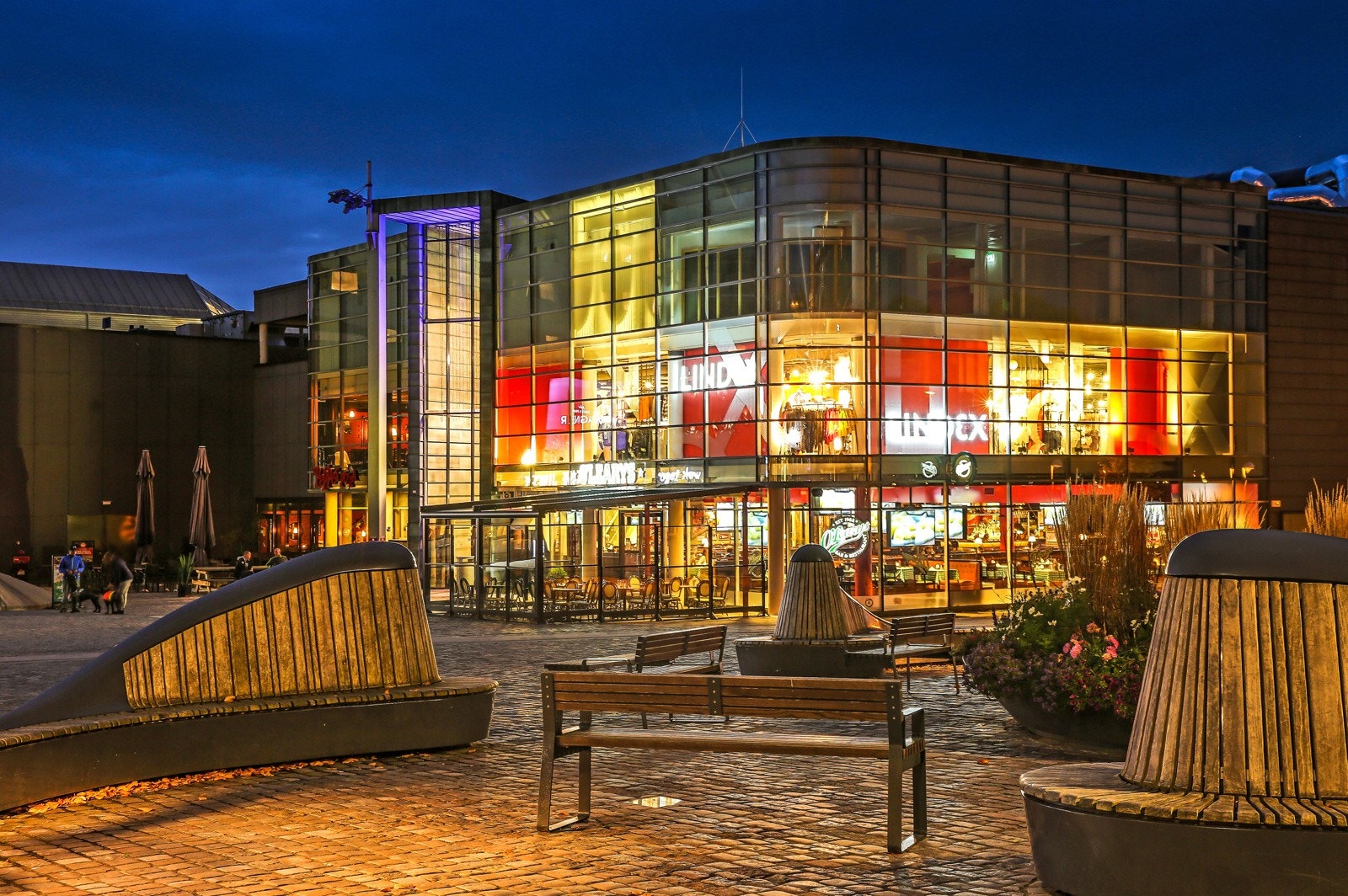 Kort gangsavstand (150 meter) til torget, Storbyen kjøpesenter, buss-stasjon Galleribilde