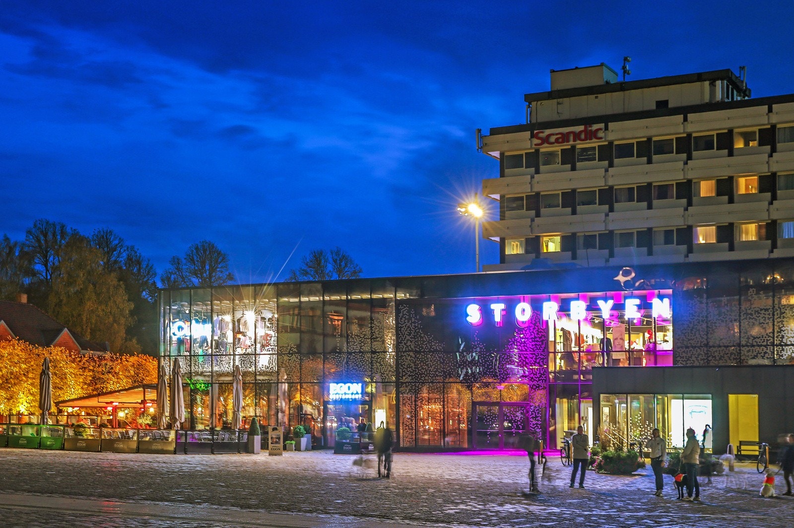 Kort gangsavstand (150 meter) til torget, Storbyen kjøpesenter, buss-stasjon, hotel Galleribilde