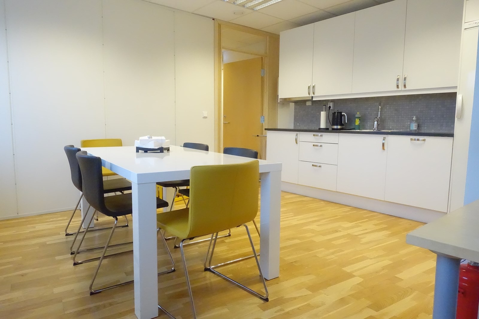 Spiserom med oppvaskmaskin Galleribilde
