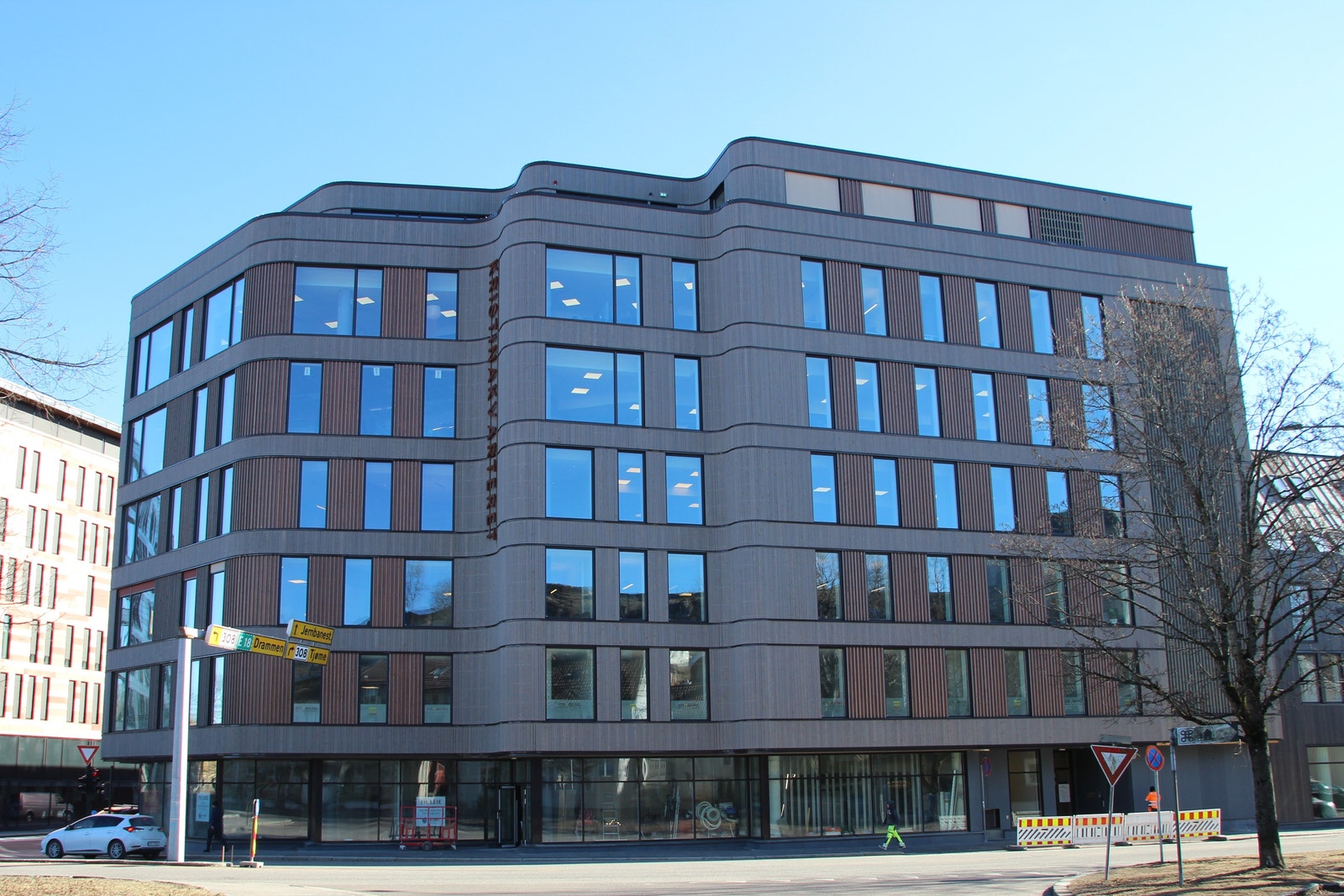 Nyoppført kontorbygg midt i Tønsberg sentrum. Galleribilde