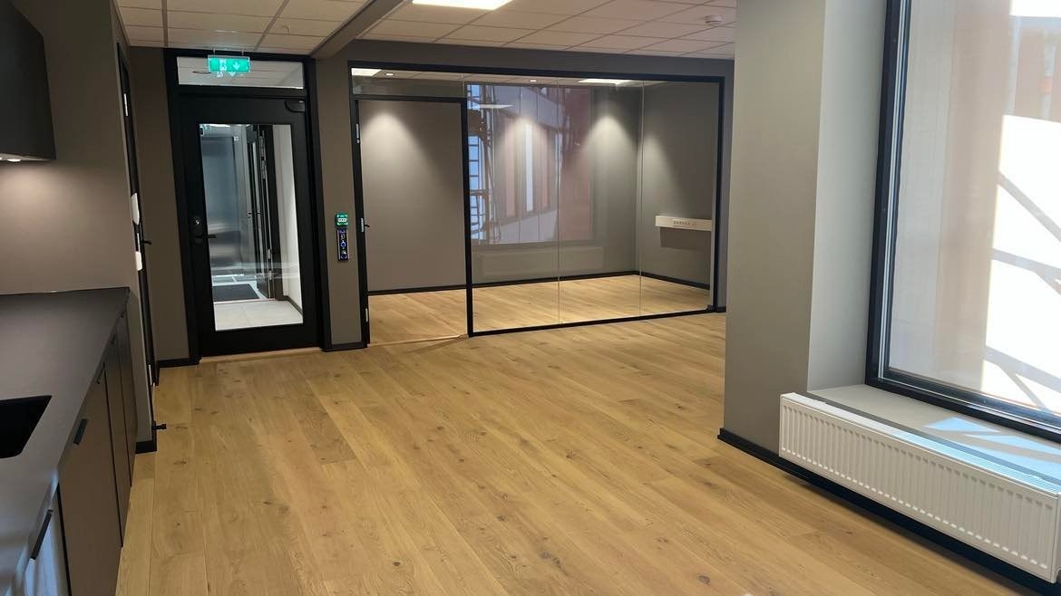 Inngangsparti, møterom og sosial sone Galleribilde