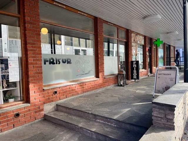 Fasade, store vinduer på bakkeplan Galleribilde