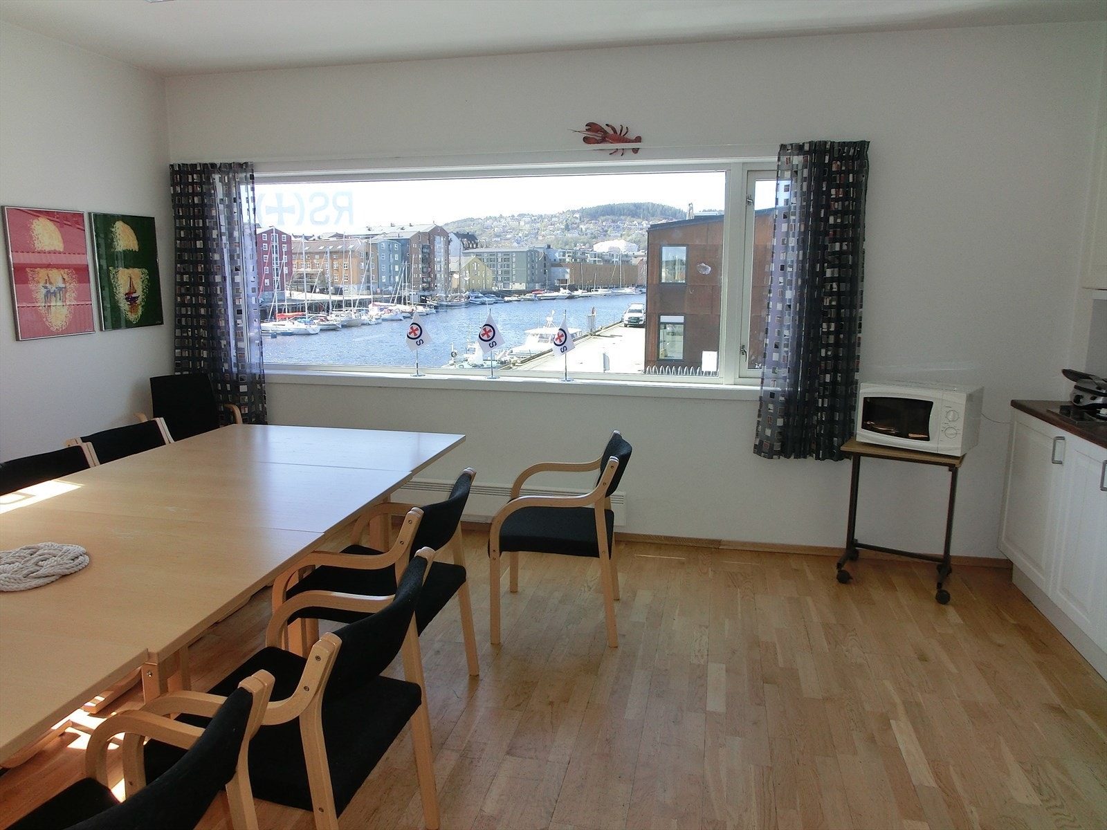 Felles kjøkken og spiserom/ møterom Galleribilde