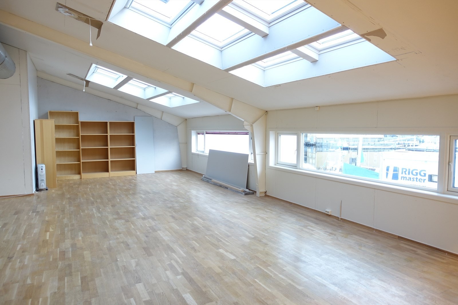 Rikelig lys fra vinduer og bidrar til god romfølelse. Galleribilde