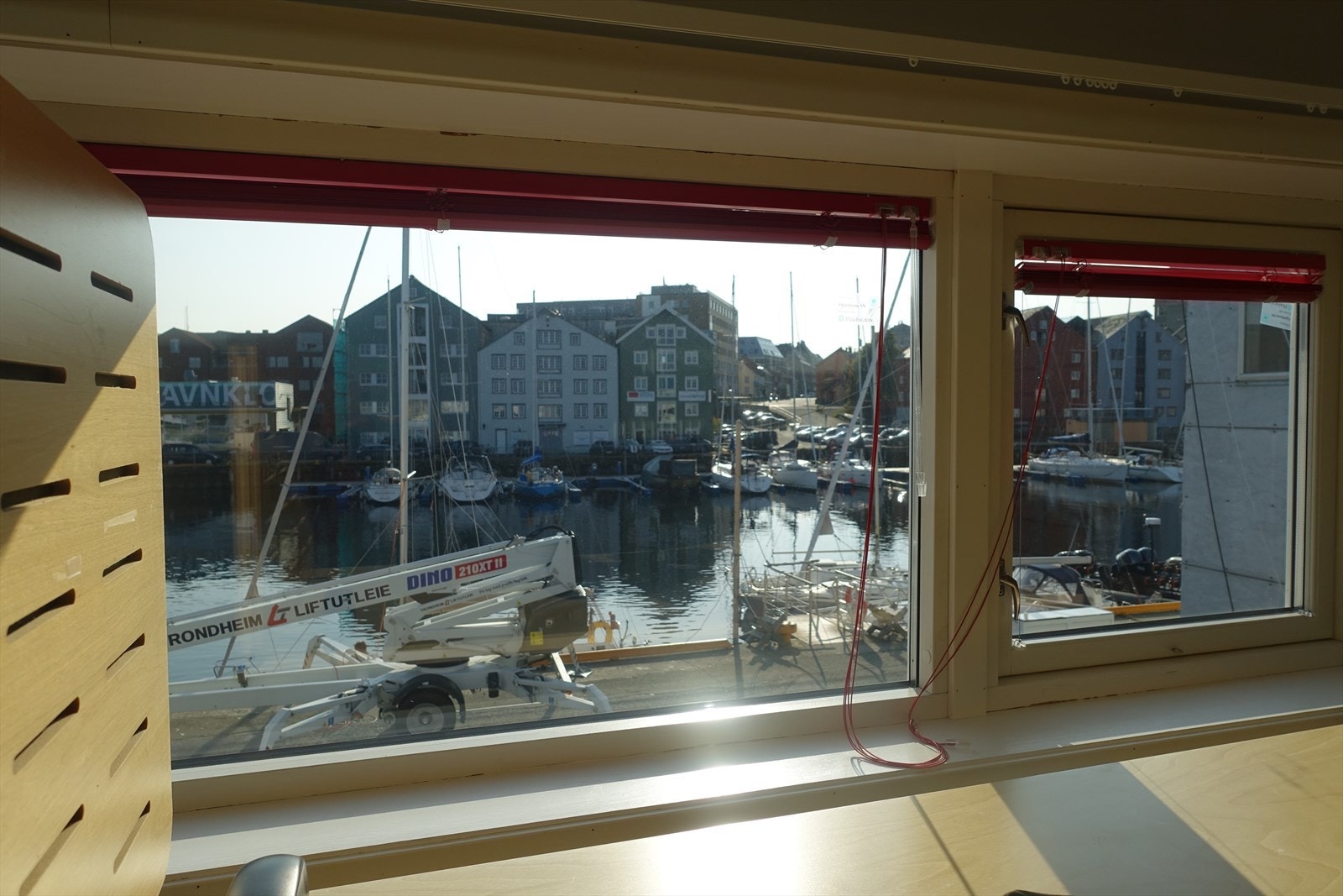 God utsikt mot fjorden. Galleribilde