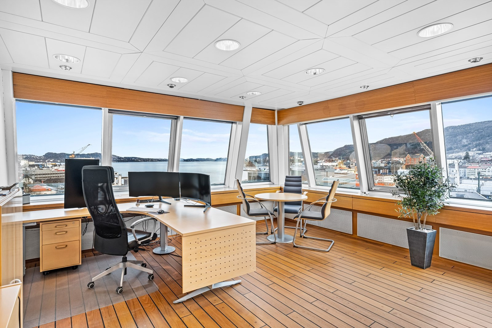 Stort kontor i de ledige lokalene med fantastisk utsikt over Puddefjorden og byfjellene