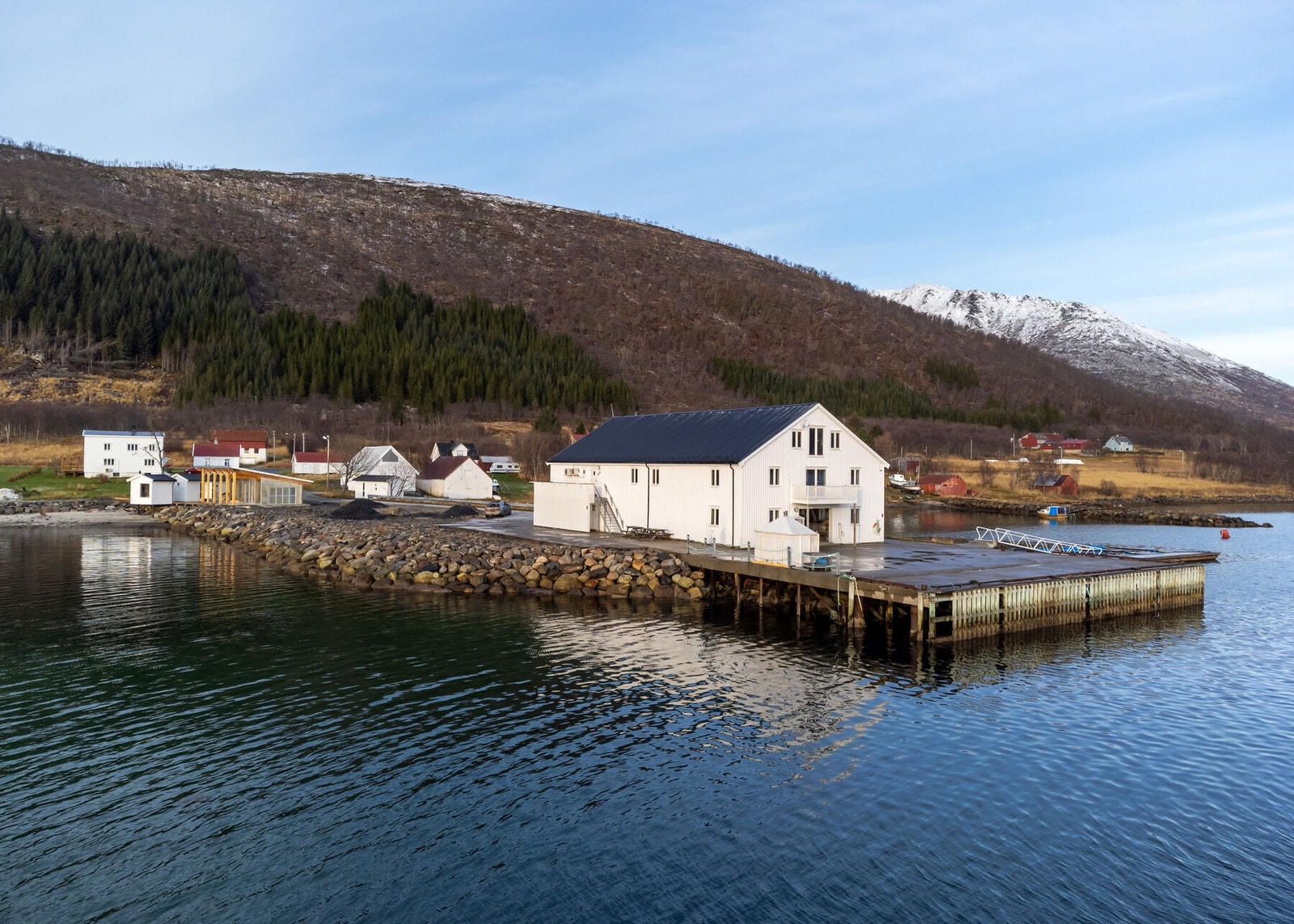 Gammelt fiskebruk som er modernisert til rimelig god standard. Det meste av bygningsdeler er skiftet eller fornyet etter 2006. Galleribilde
