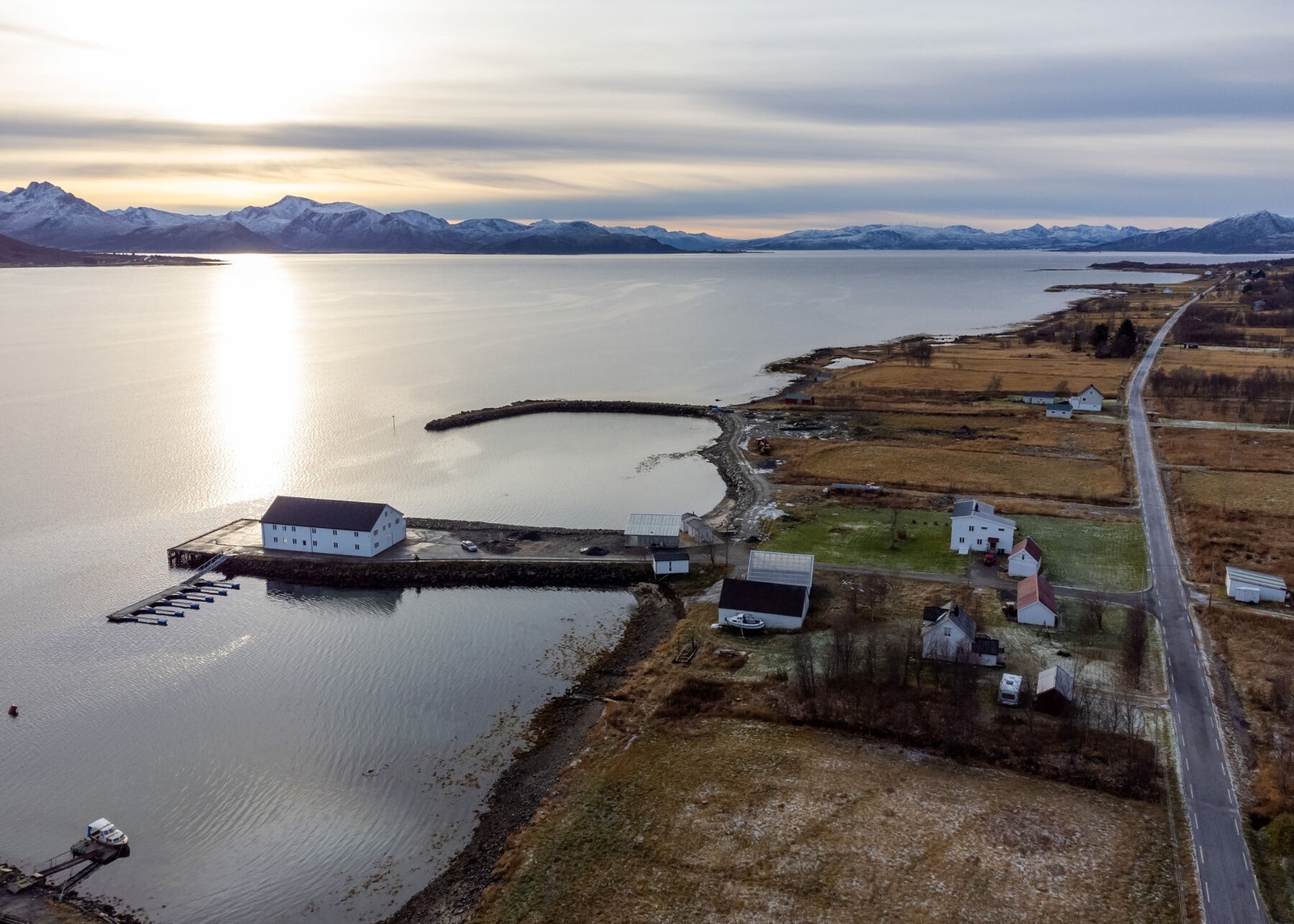 Oversiktsbilde tatt mot sør. Skjoldehamn ligger på sydspissen av Andøya, i skipsleia mellom Lofoten og Vesterålen Galleribilde