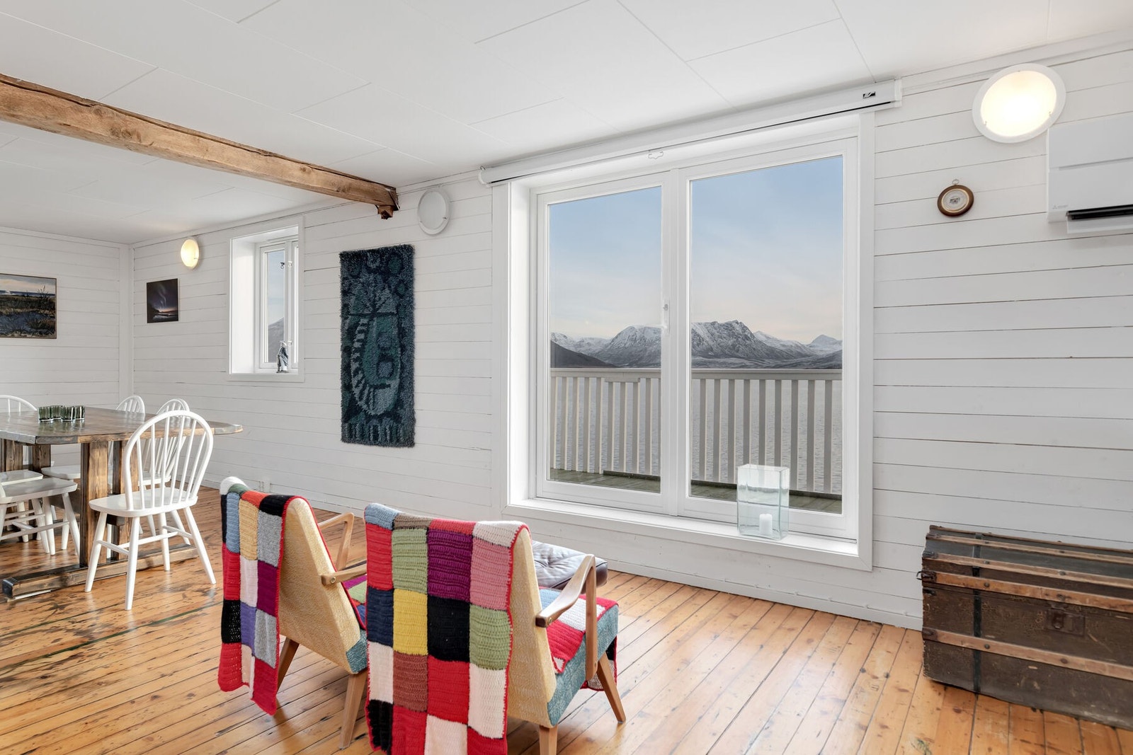 Allrommet har vinduer mot nord, sør og øst. På bildet ser vi vindusfelt med dør til balkong med flott utsikt. Galleribilde