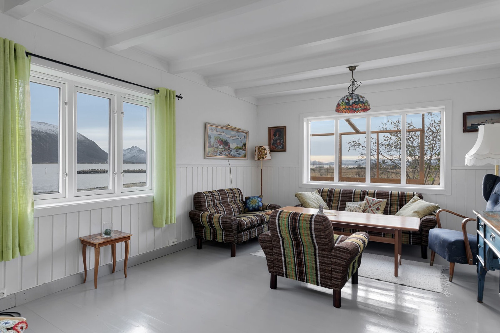 Fra stuen er det fri og åpen utsikt mot fjorden. Galleribilde