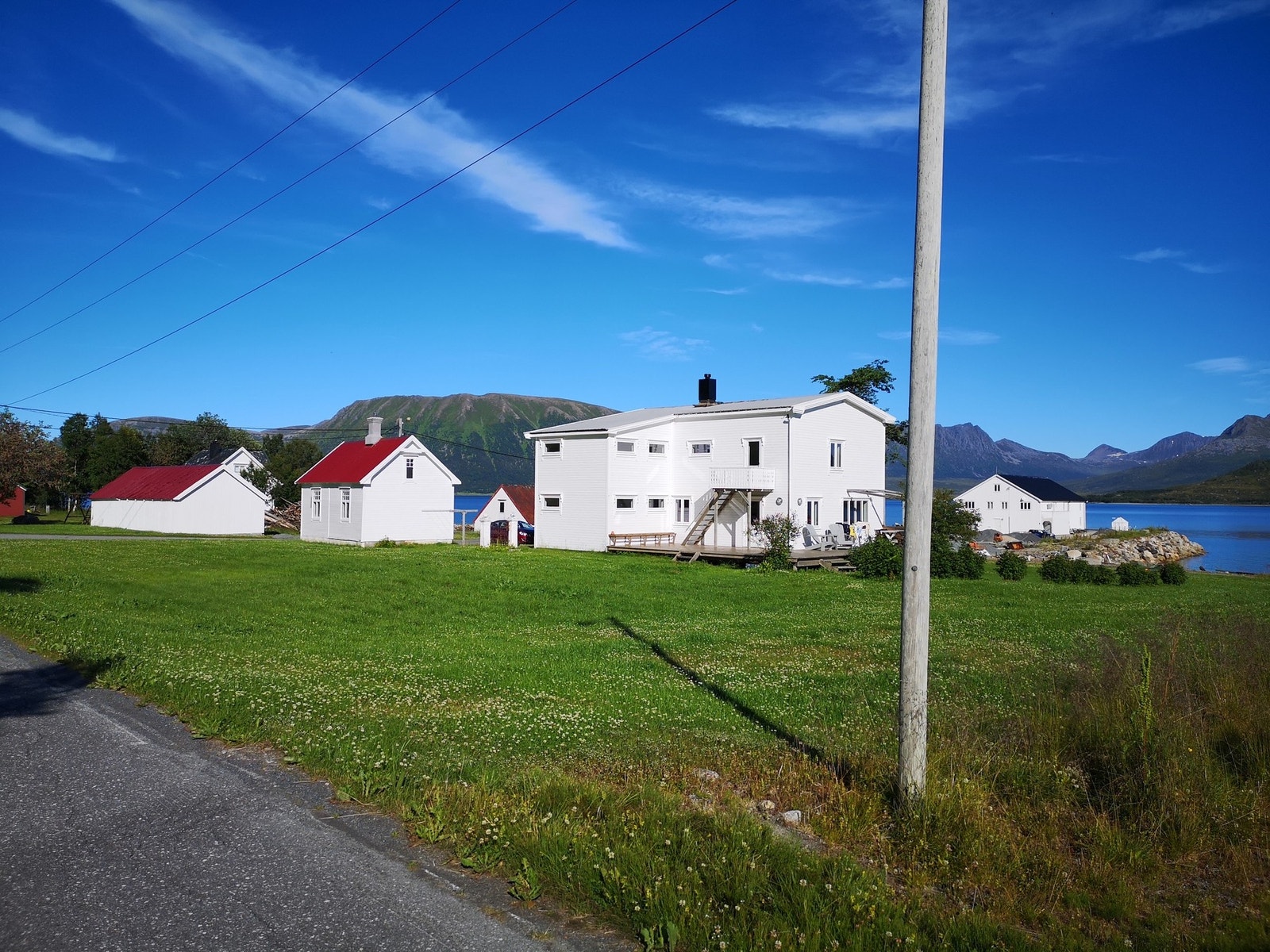 Oversiktsbilde sett fra venstre; bua, "Fritjofkontoret", "Rangahuset" og brygga Galleribilde
