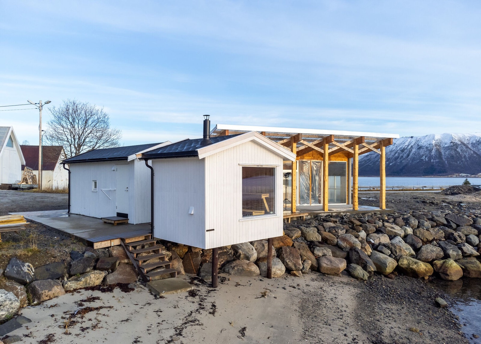 Oversiktsbilde av badstuen, utekjøkkenet og servicebygget. Galleribilde