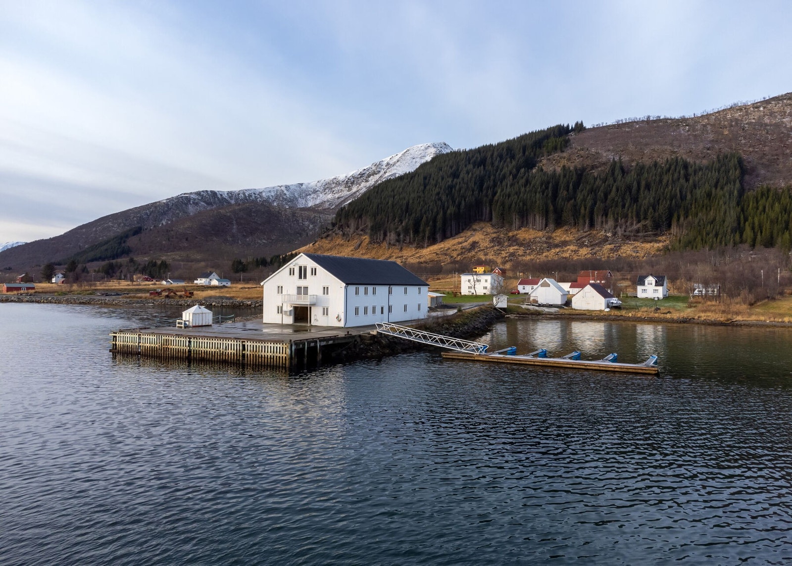 Reiselivsanlegg midt i leia beliggende i Skjoldehamn på vakre Andøya. Galleribilde