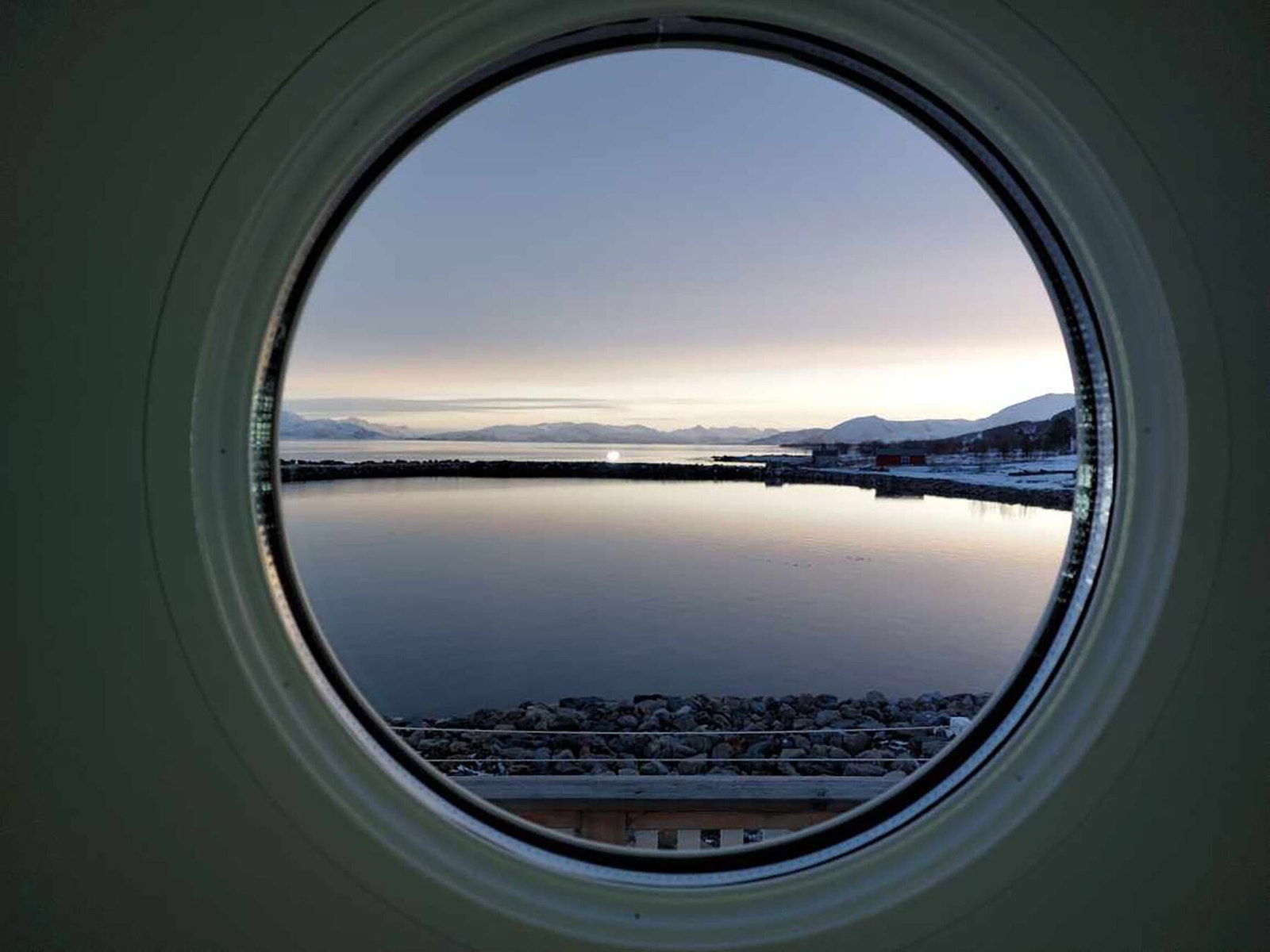 Anlegget ligger nydelig til og har fri utsikt til både fjord og fjell. Galleribilde
