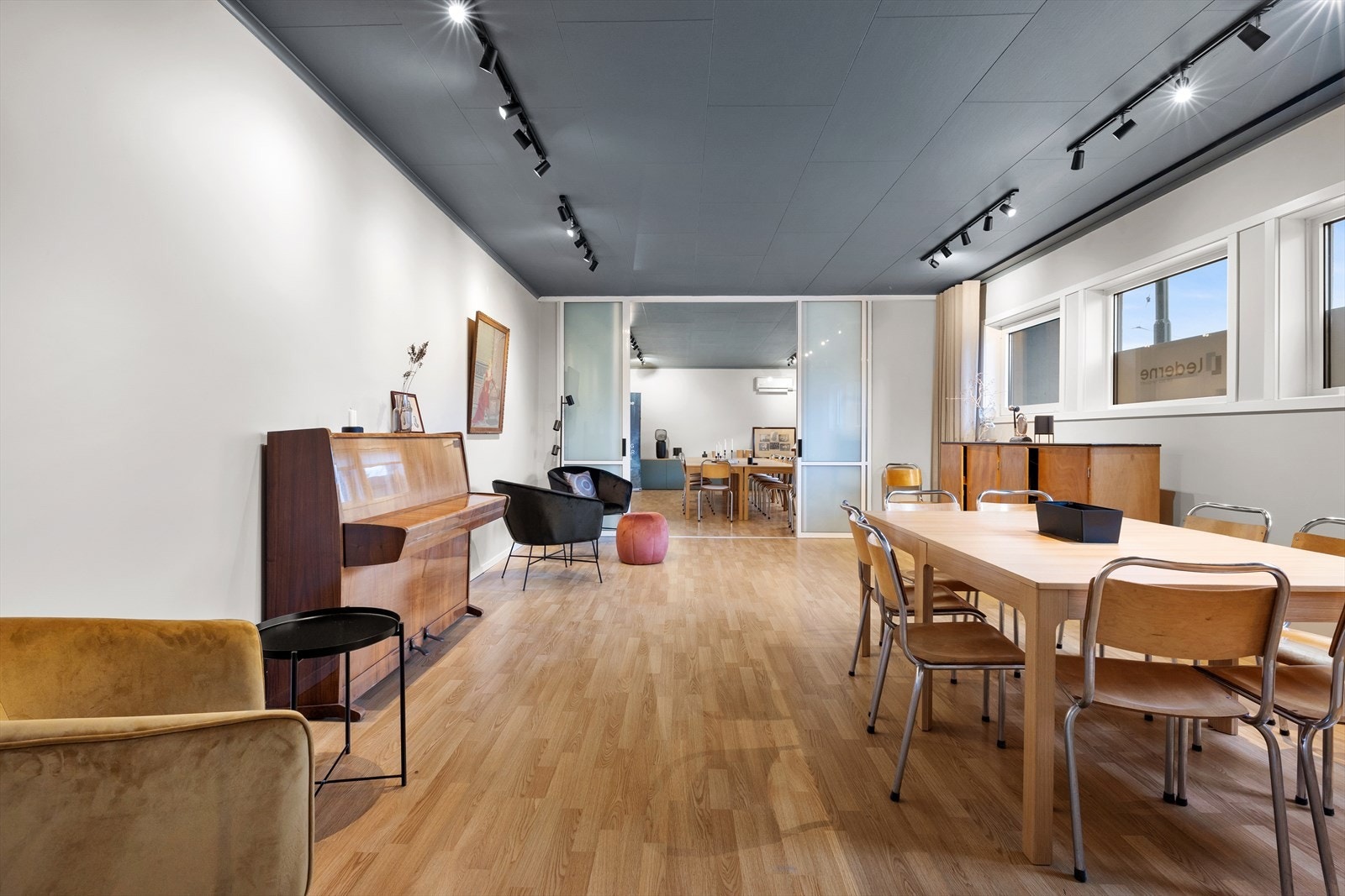 Lokalet er åpent og luftig, god av størrelse. Galleribilde