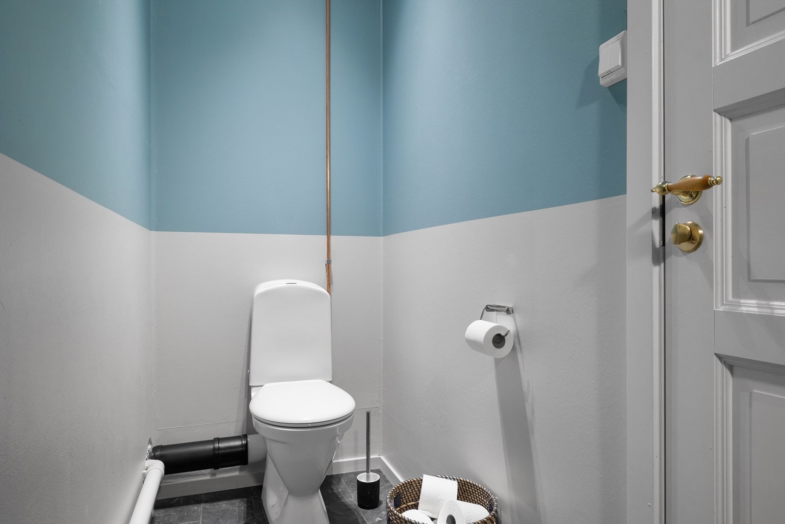 Næringseksjonenhar 2 stk wc-rom. Begge er innredet med wc, servant med overhengende speil/belysning. Galleribilde