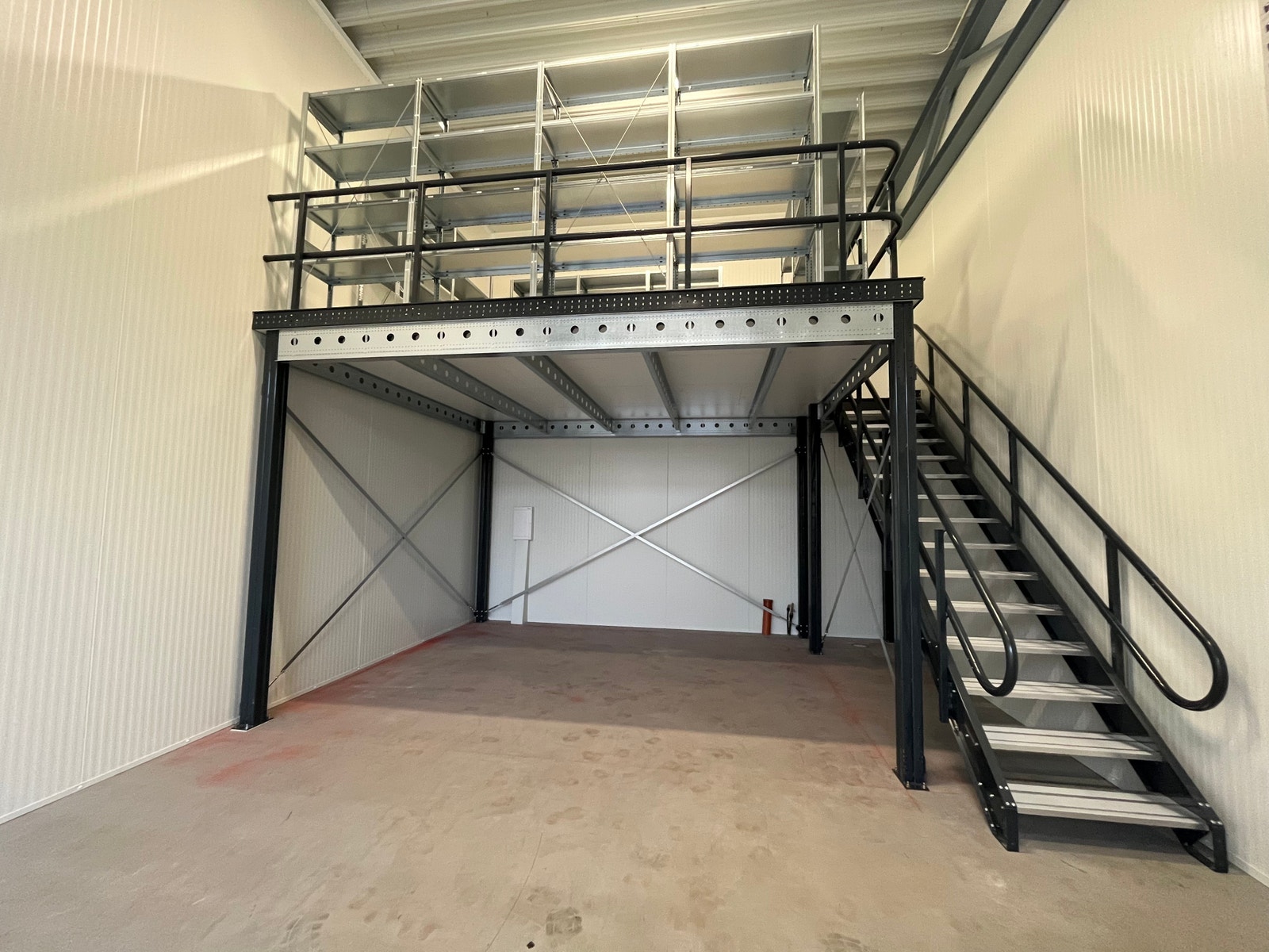 Vi har flere levereandører på mesaniner. Her er det satt inn en mesanin i en 72 kvm seksjon. Denne mesaninen blir levert som et byggesett. Leverandør kan også montere. Galleribilde