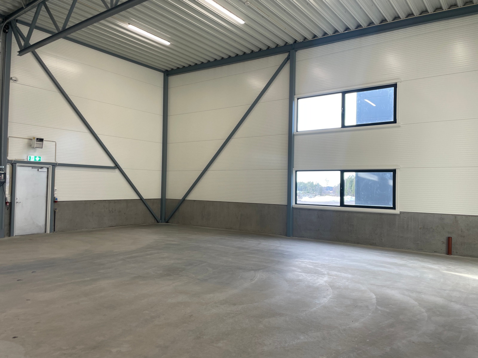 Seksjon på 144 kvm. Vinduer i endevegg gir godt med dagslys. Galleribilde