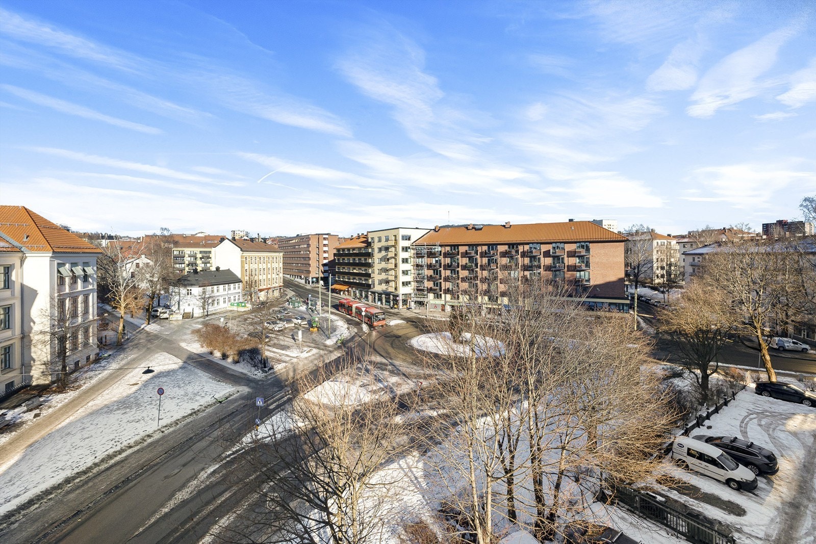 Nærmeste holdeplass er Advokat Dehlis plass som ligger knappe 90 meter unna bygården. Holdeplassen betjenes av buss nr. 37 og 54. Galleribilde