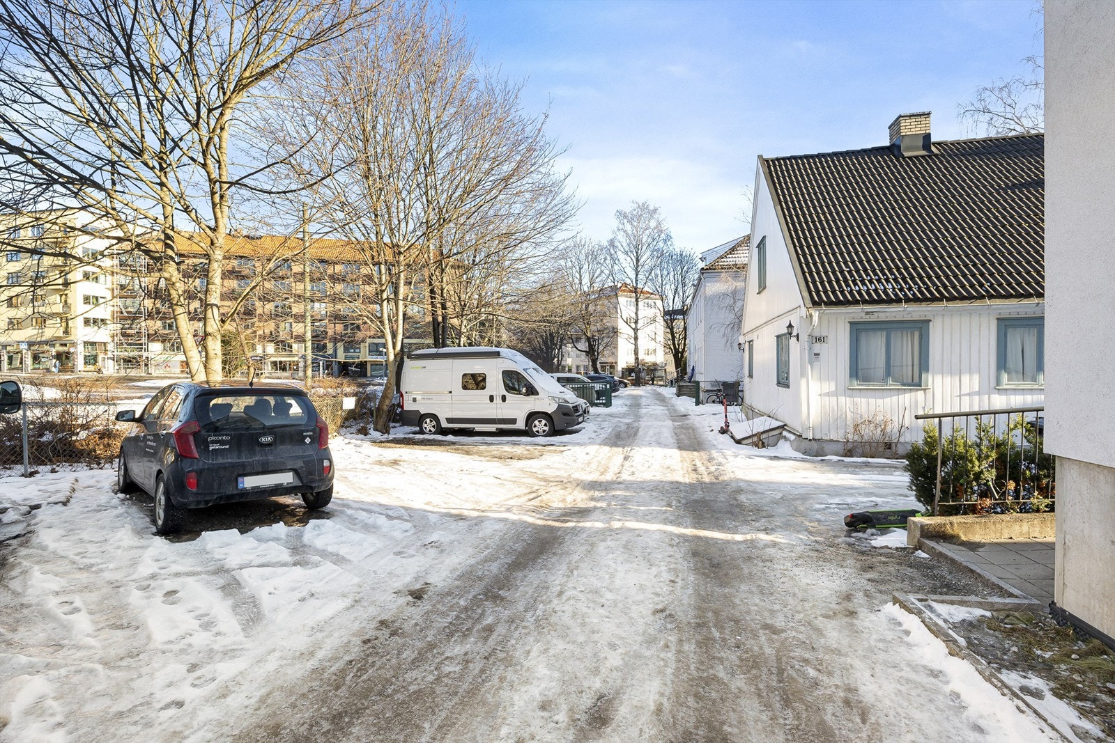 Det er opparbeidet 7 parkeringsplasser på eiendommen. Galleribilde