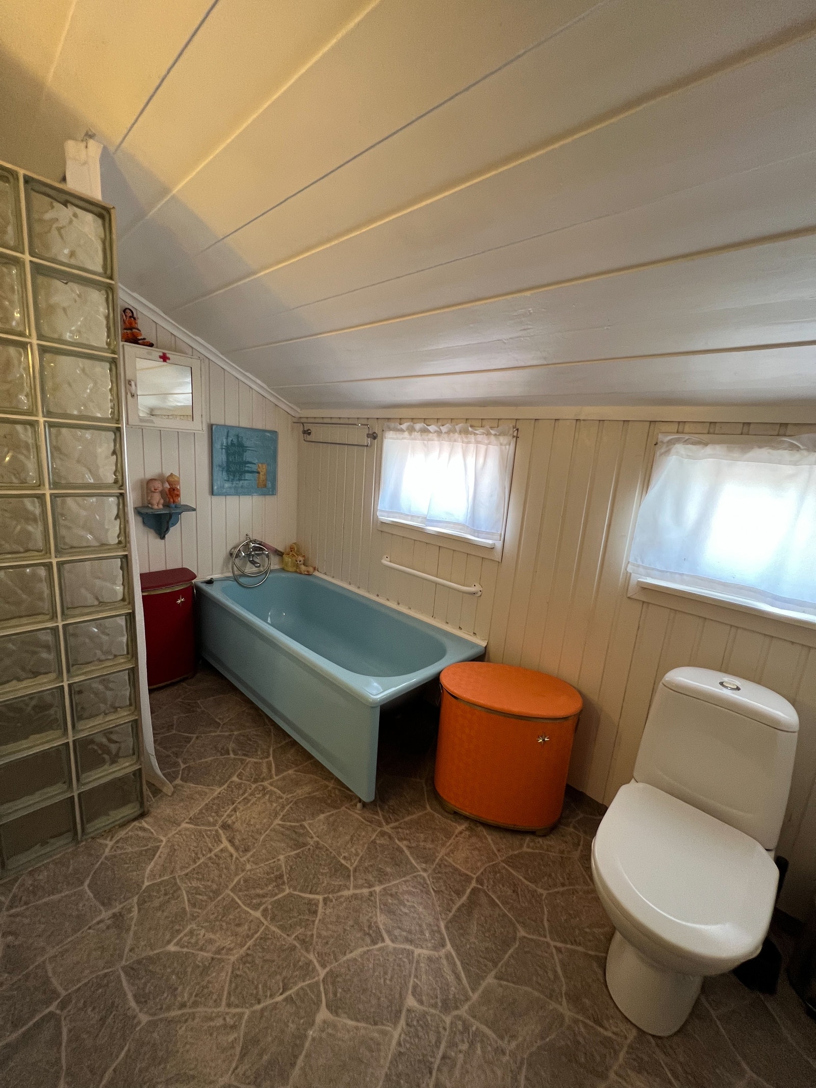 Bad med badekar og dusj Galleribilde