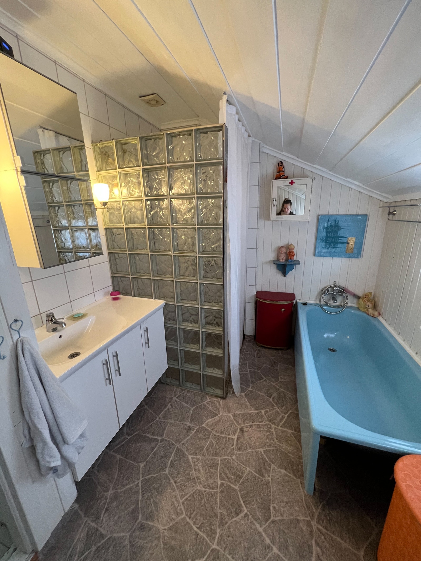 Bad med badekar og dusj Galleribilde